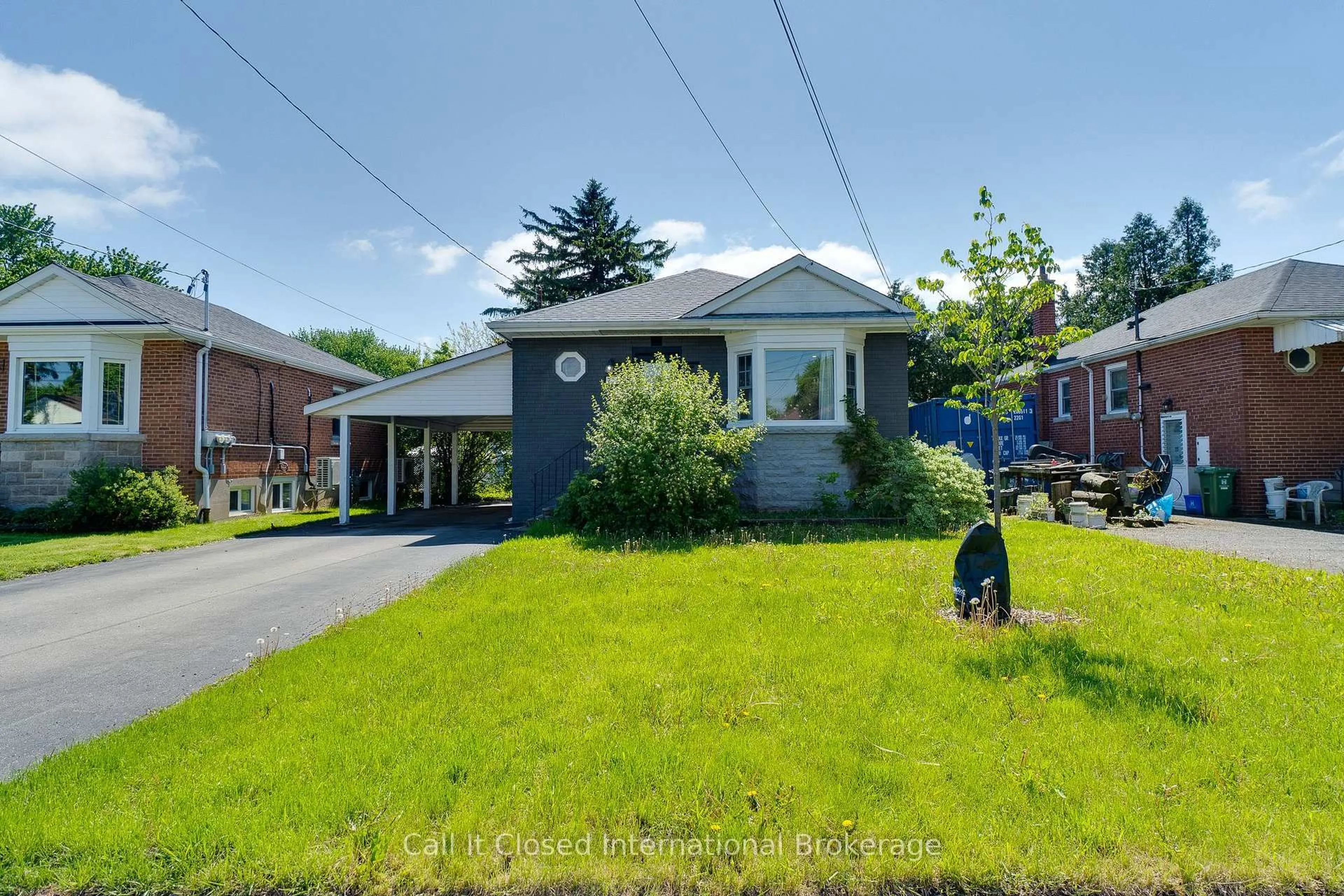 A pic from outside/outdoor area/front of a property/back of a property/a pic from drone, street for 213 East 32nd St, Hamilton Ontario L8V 3S3
