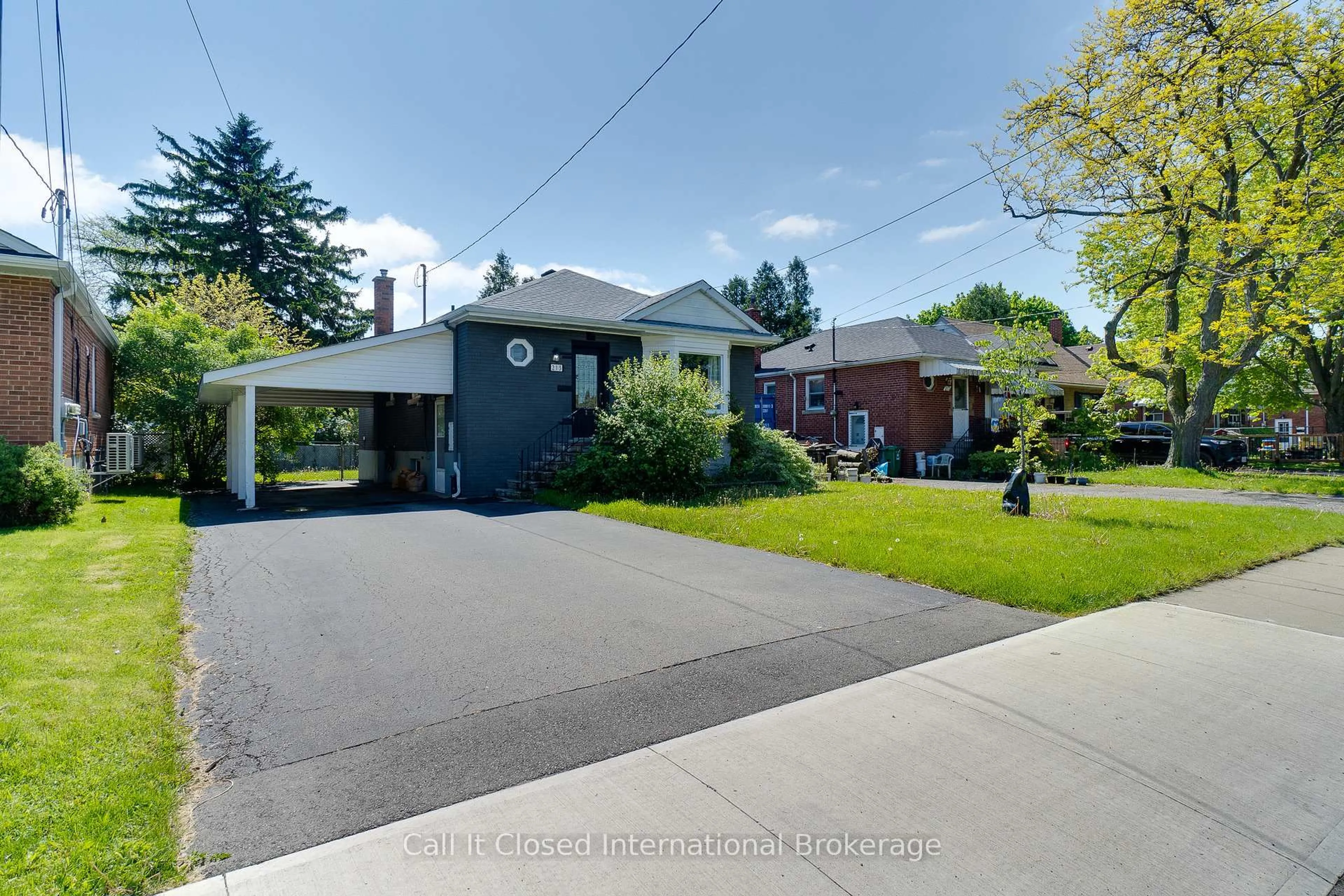 A pic from outside/outdoor area/front of a property/back of a property/a pic from drone, street for 213 East 32nd St, Hamilton Ontario L8V 3S3