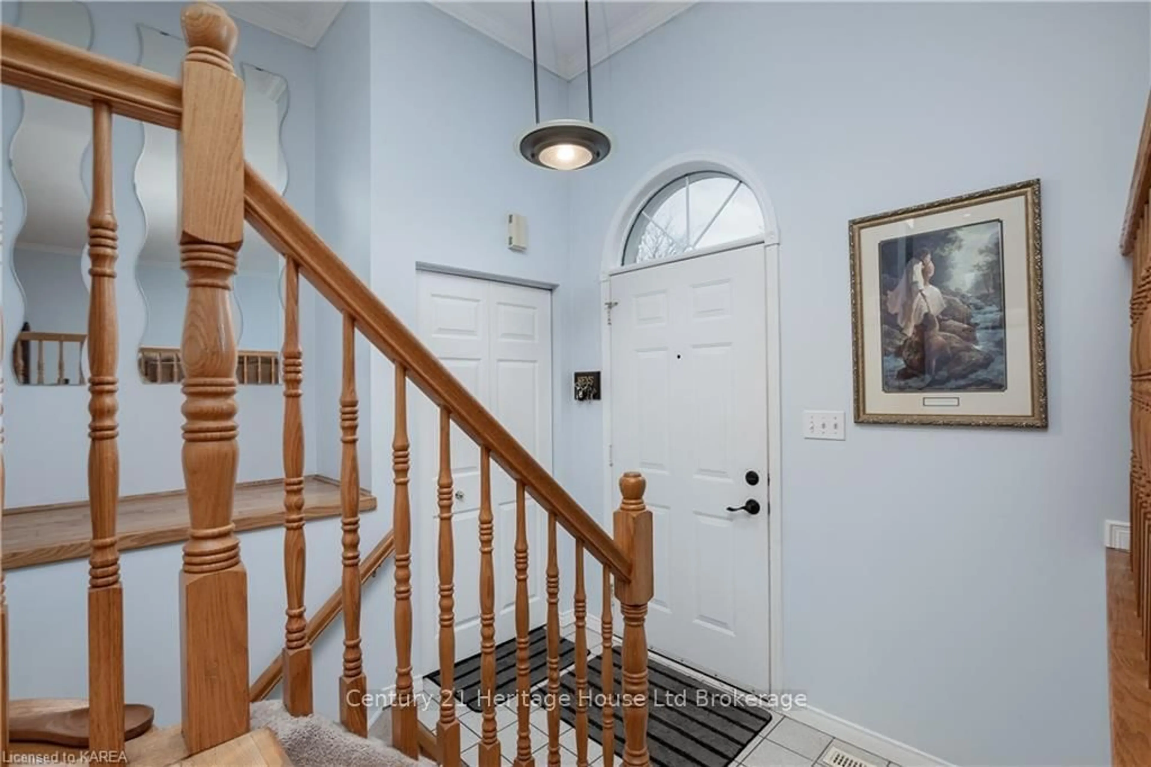 Indoor foyer for 1229 Brackenwood Cres, Kingston Ontario K7P 2W4