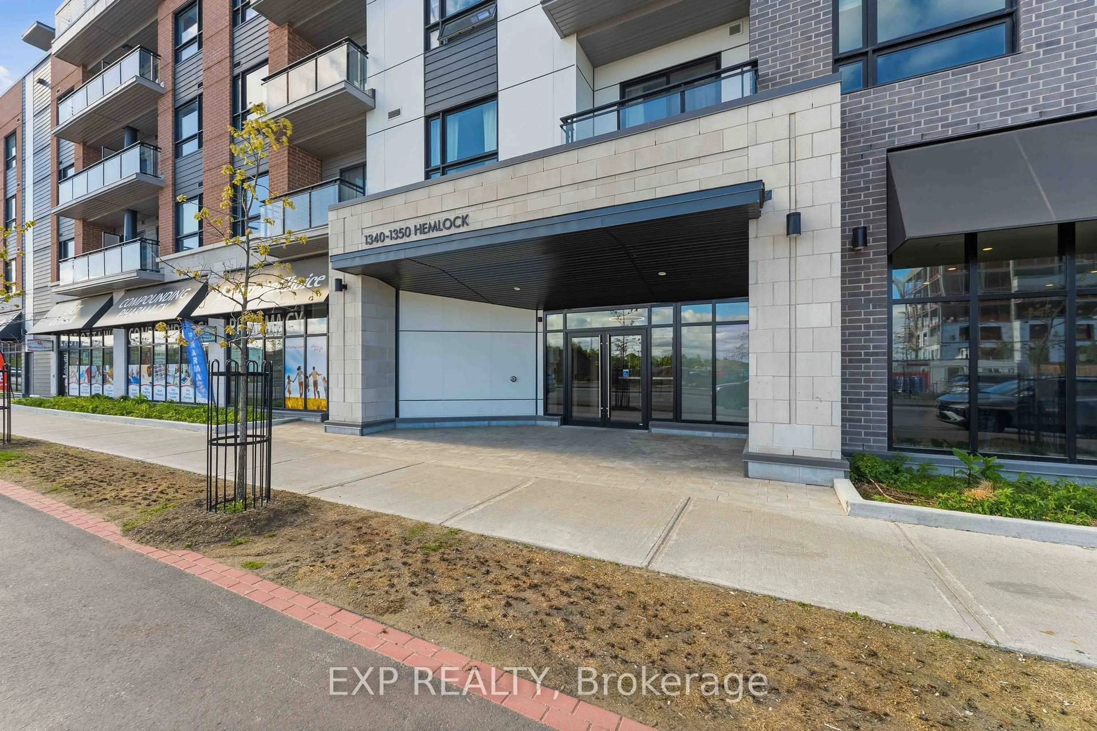 Indoor entryway for 1350 Hemlock Rd #505, Ottawa Ontario K1K 5C2