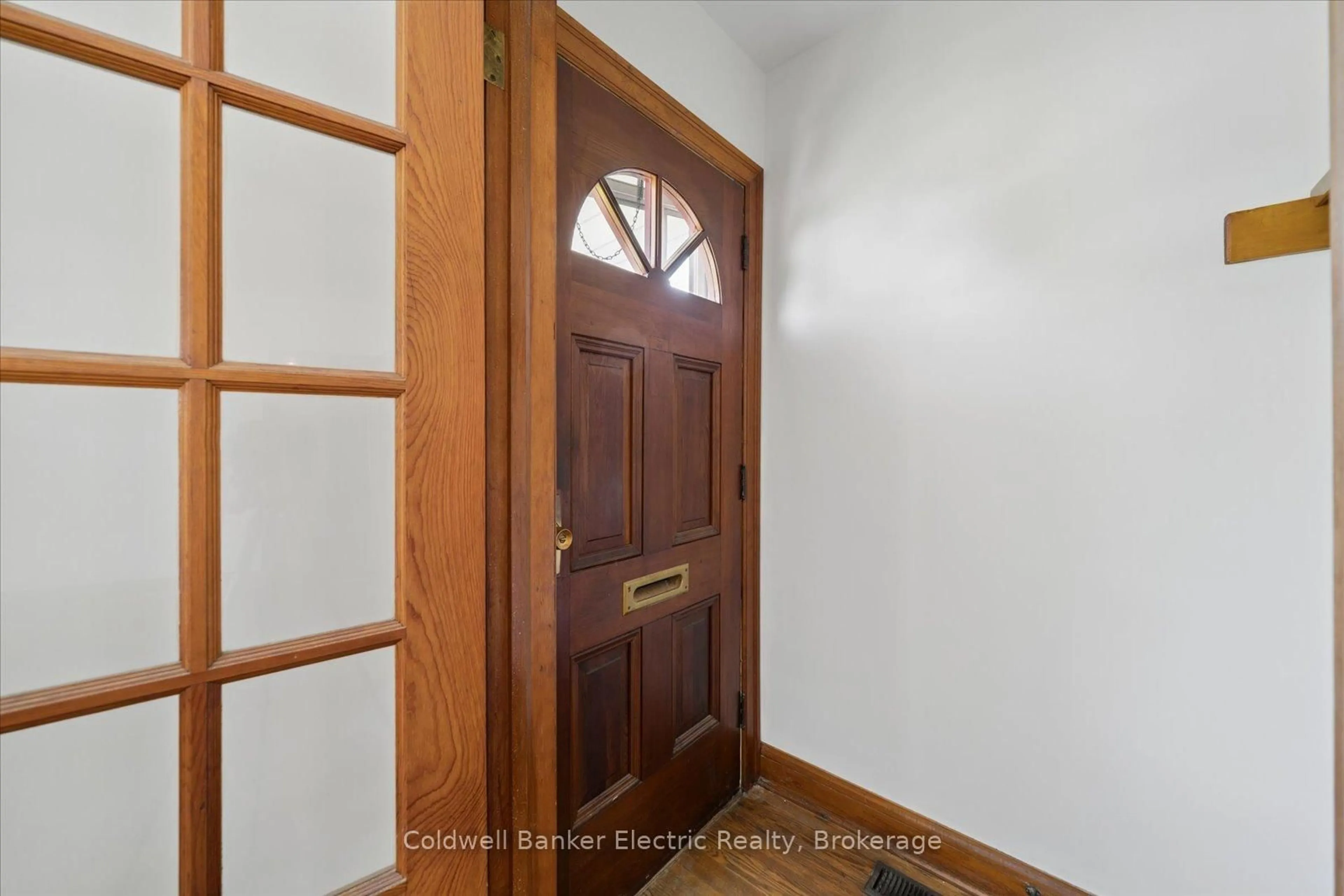 Indoor entryway for 84 Ware St, Peterborough Ontario K9J 2B7