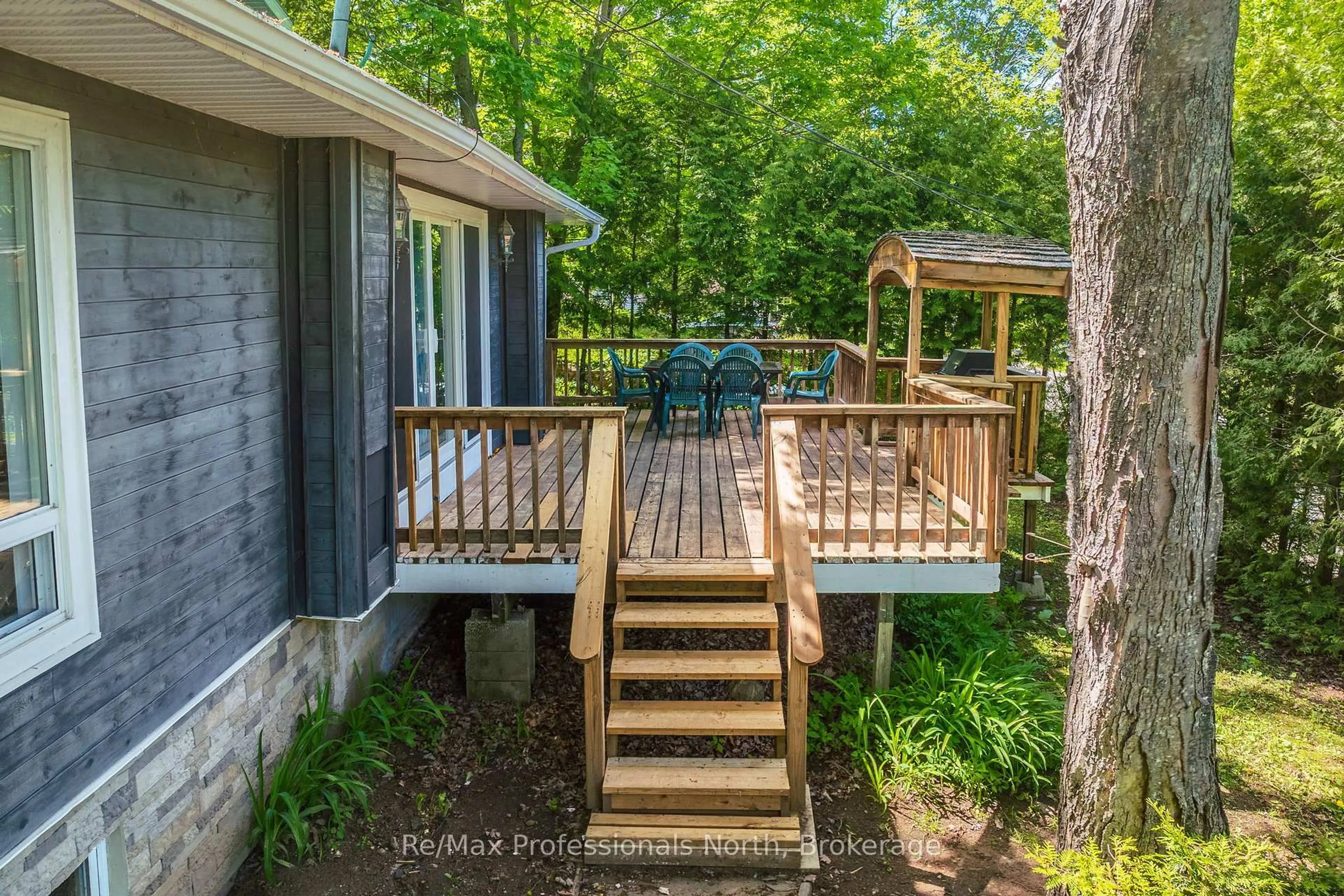 Patio, forest/trees view for 237 Musquash Rd, Gravenhurst Ontario P1P 0E3
