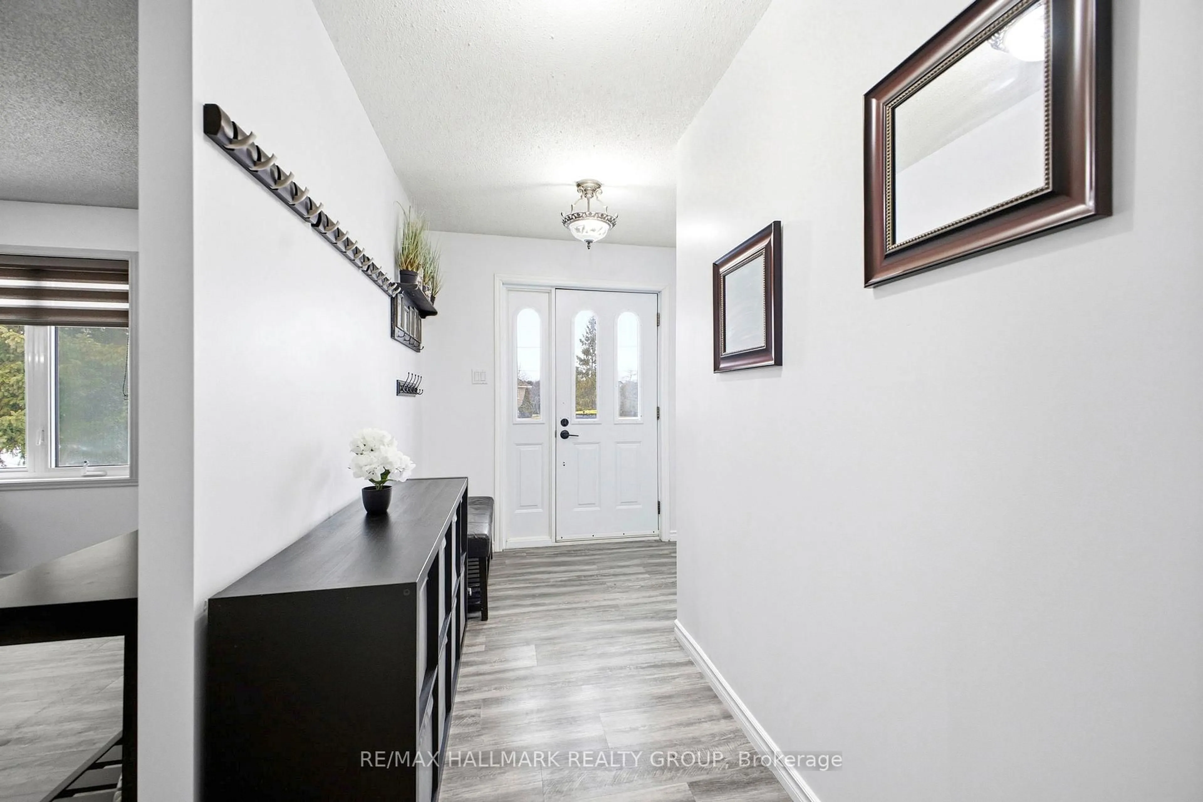 Indoor entryway for 2740 Lockwood Lane, Cumberland Ontario K4C 1B6