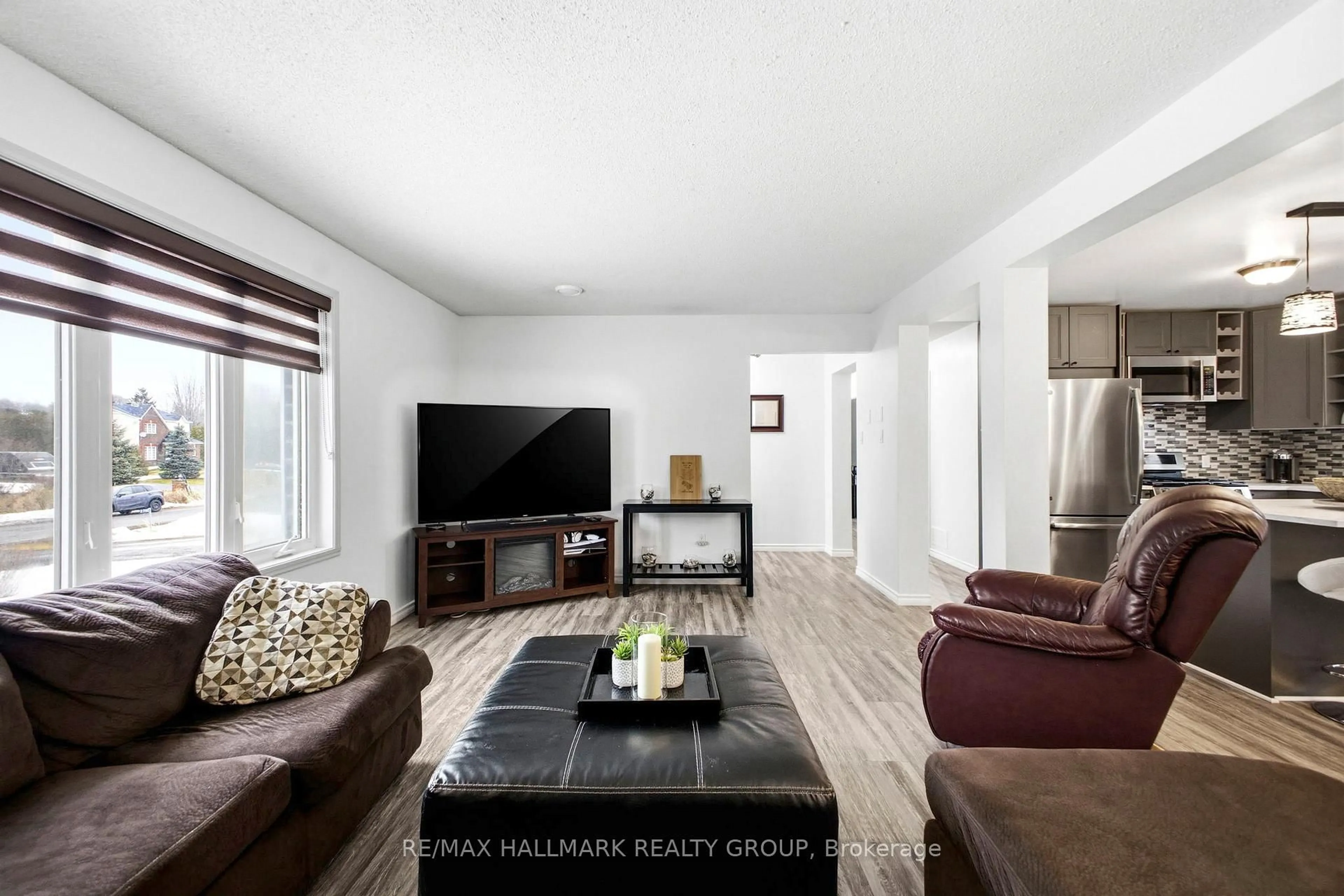 Living room with furniture, unknown for 2740 Lockwood Lane, Cumberland Ontario K4C 1B6