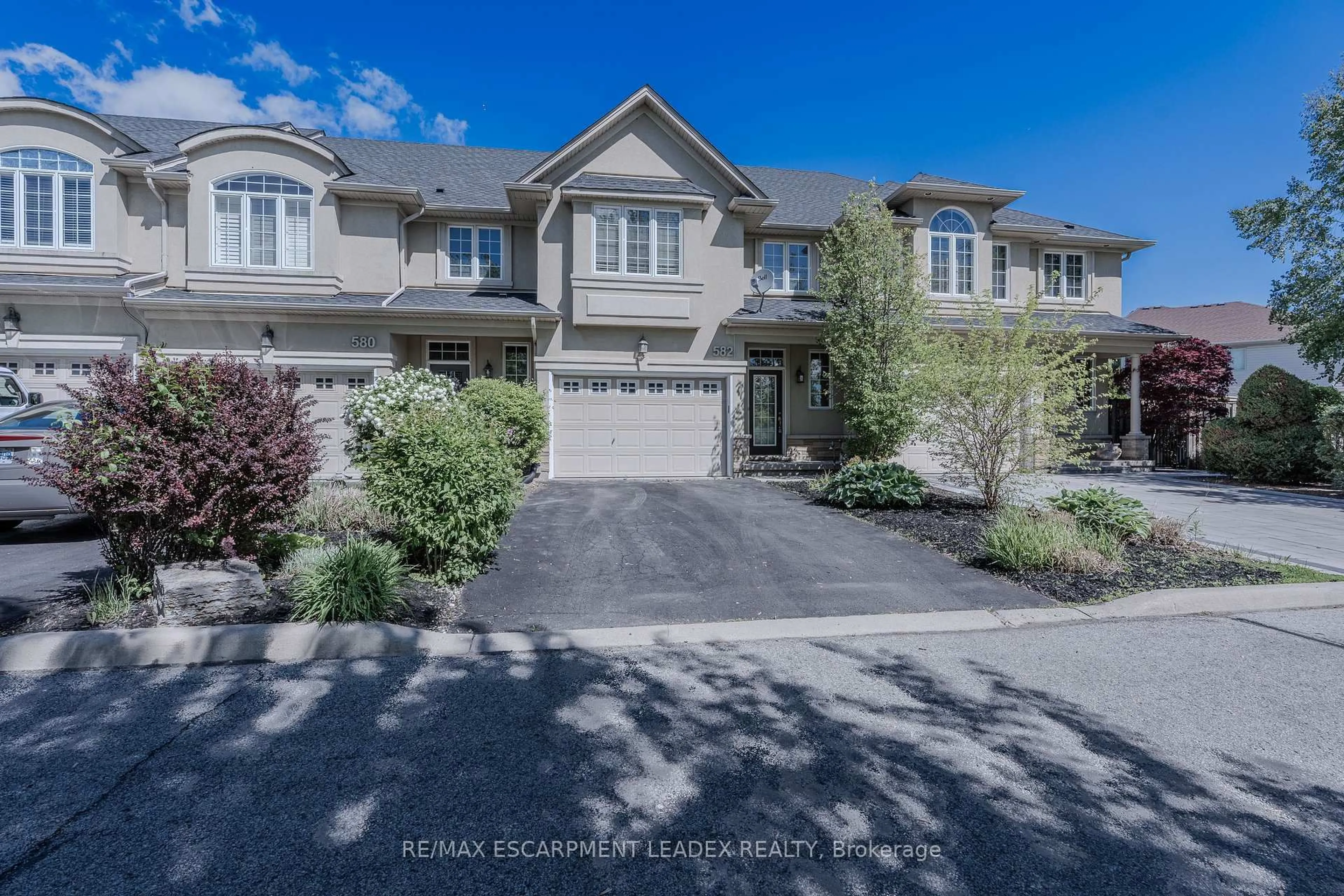 A pic from outside/outdoor area/front of a property/back of a property/a pic from drone, street for 582 Stonehenge Dr, Hamilton Ontario L9K 0B2