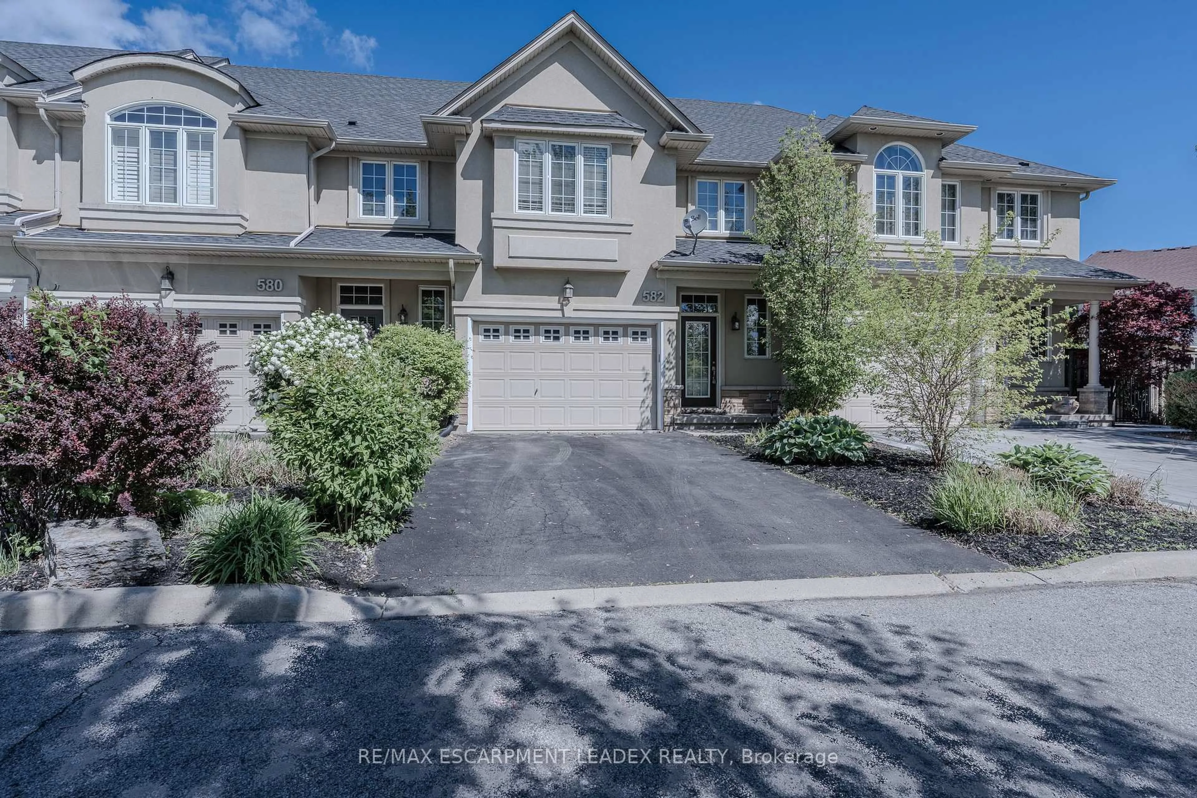 A pic from outside/outdoor area/front of a property/back of a property/a pic from drone, street for 582 Stonehenge Dr, Hamilton Ontario L9K 0B2