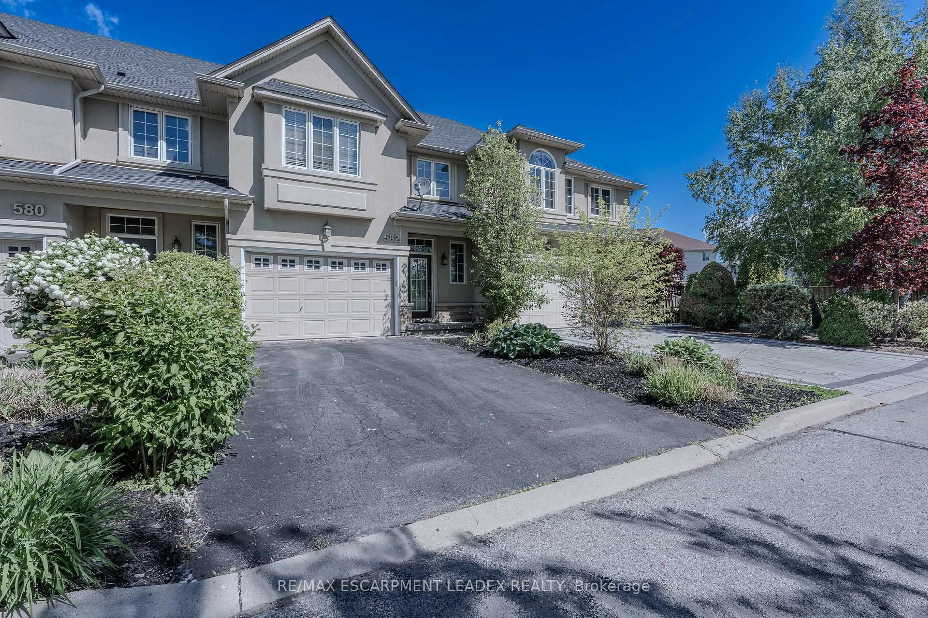 A pic from outside/outdoor area/front of a property/back of a property/a pic from drone, street for 582 Stonehenge Dr, Hamilton Ontario L9K 0B2