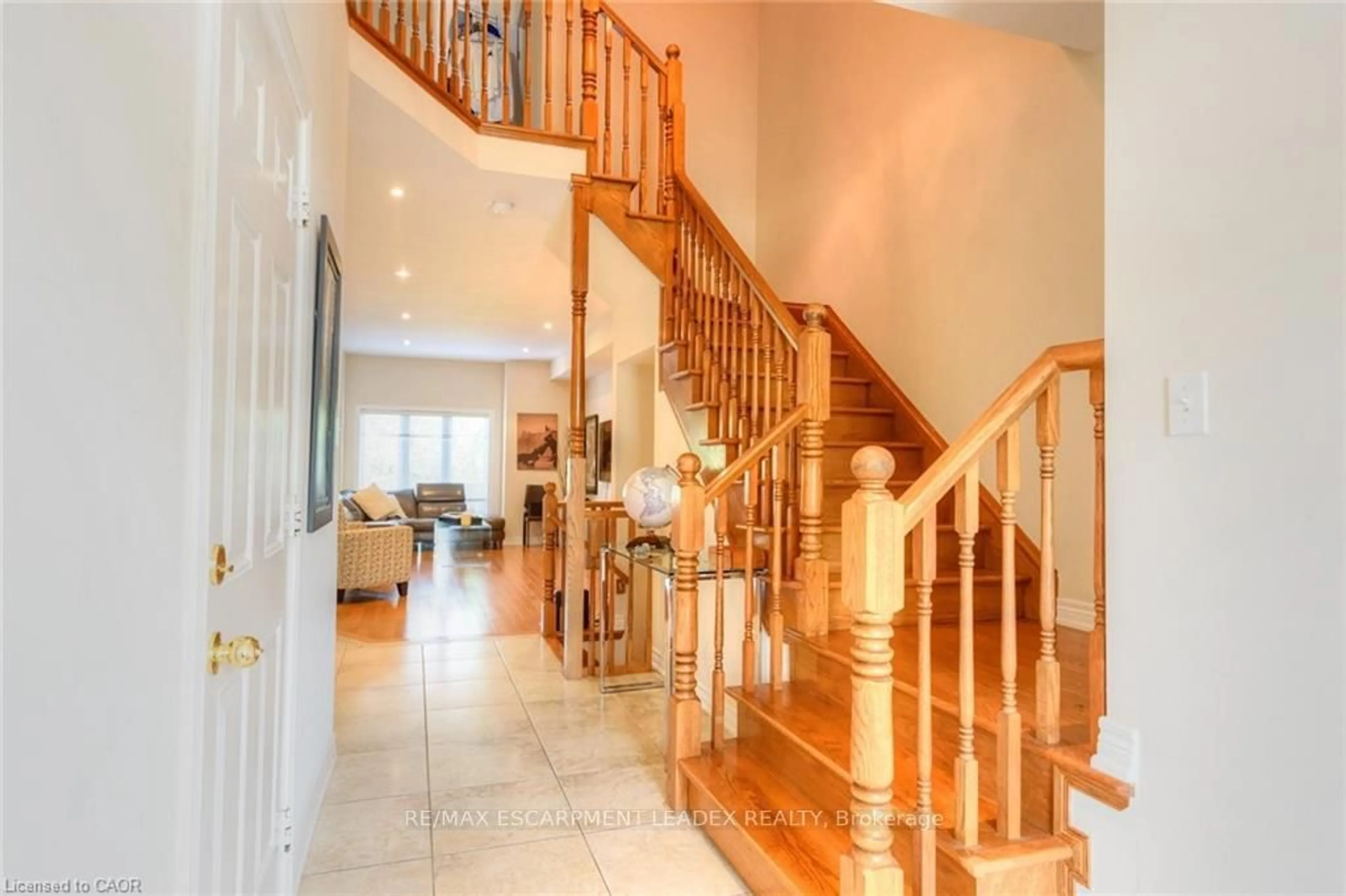 Indoor foyer for 582 Stonehenge Dr, Hamilton Ontario L9K 0B2