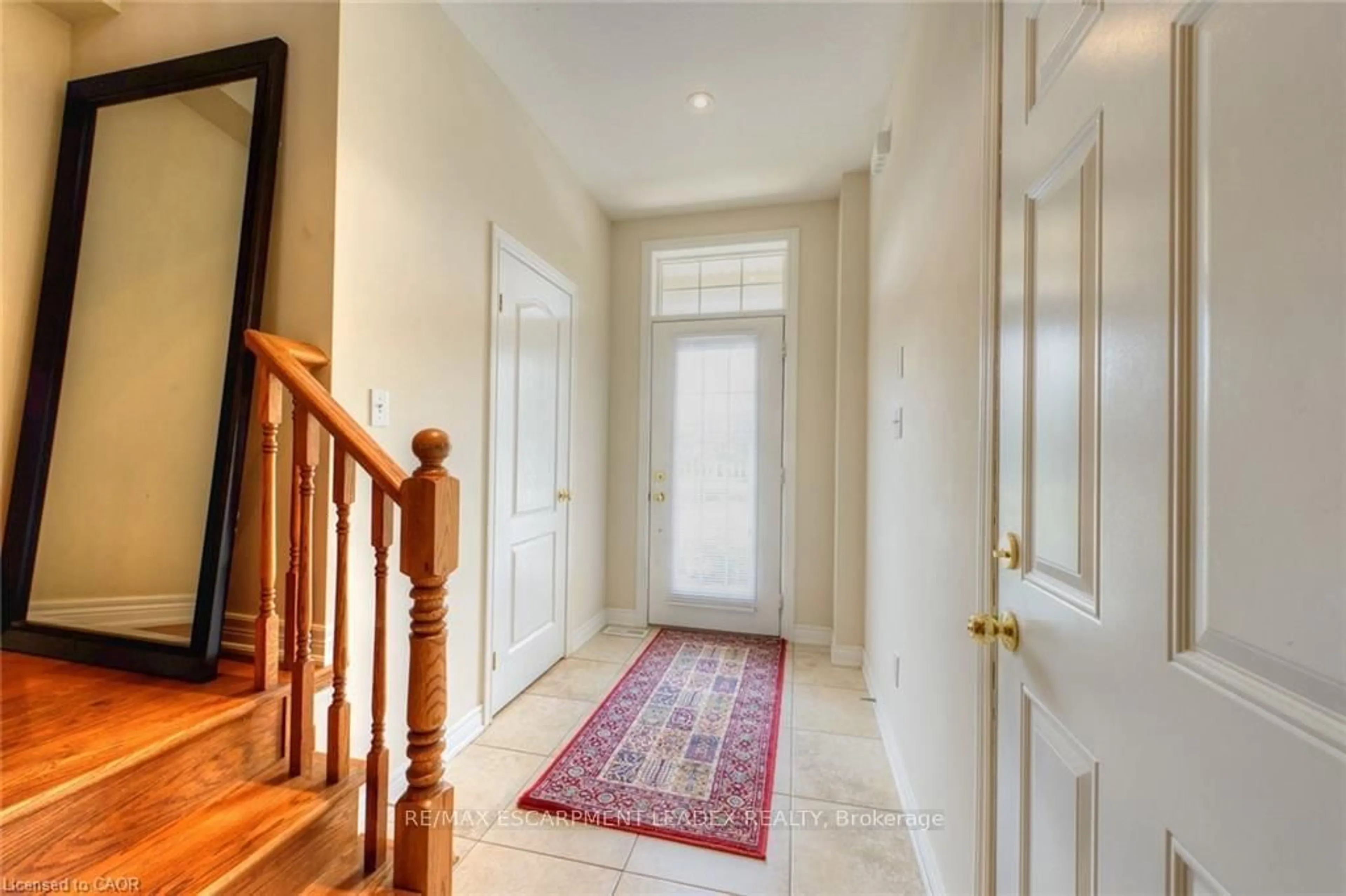 Indoor foyer for 582 Stonehenge Dr, Hamilton Ontario L9K 0B2