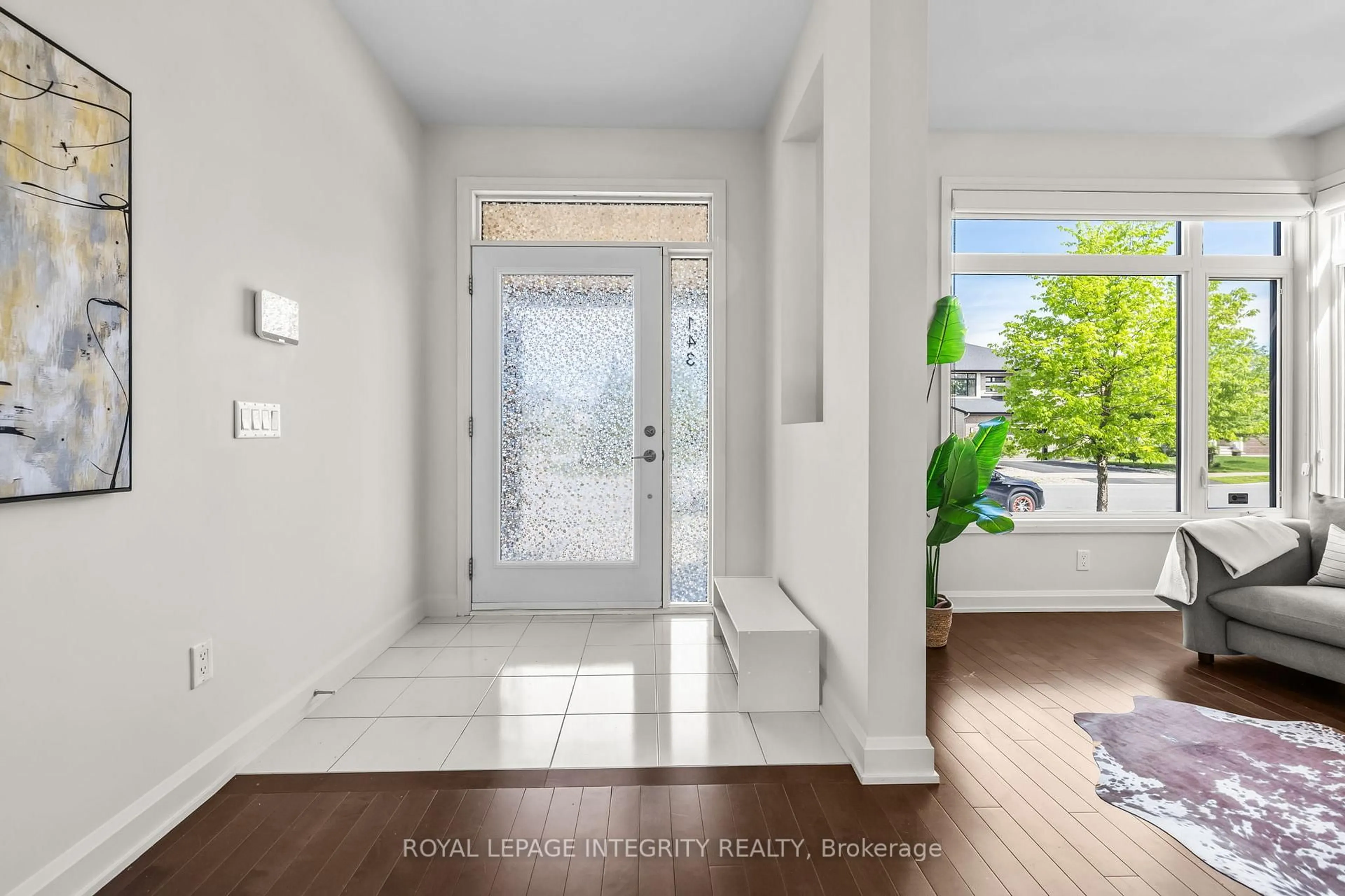 Indoor entryway for 143 Stonemeadow Dr, Ottawa Ontario K2M 0G9