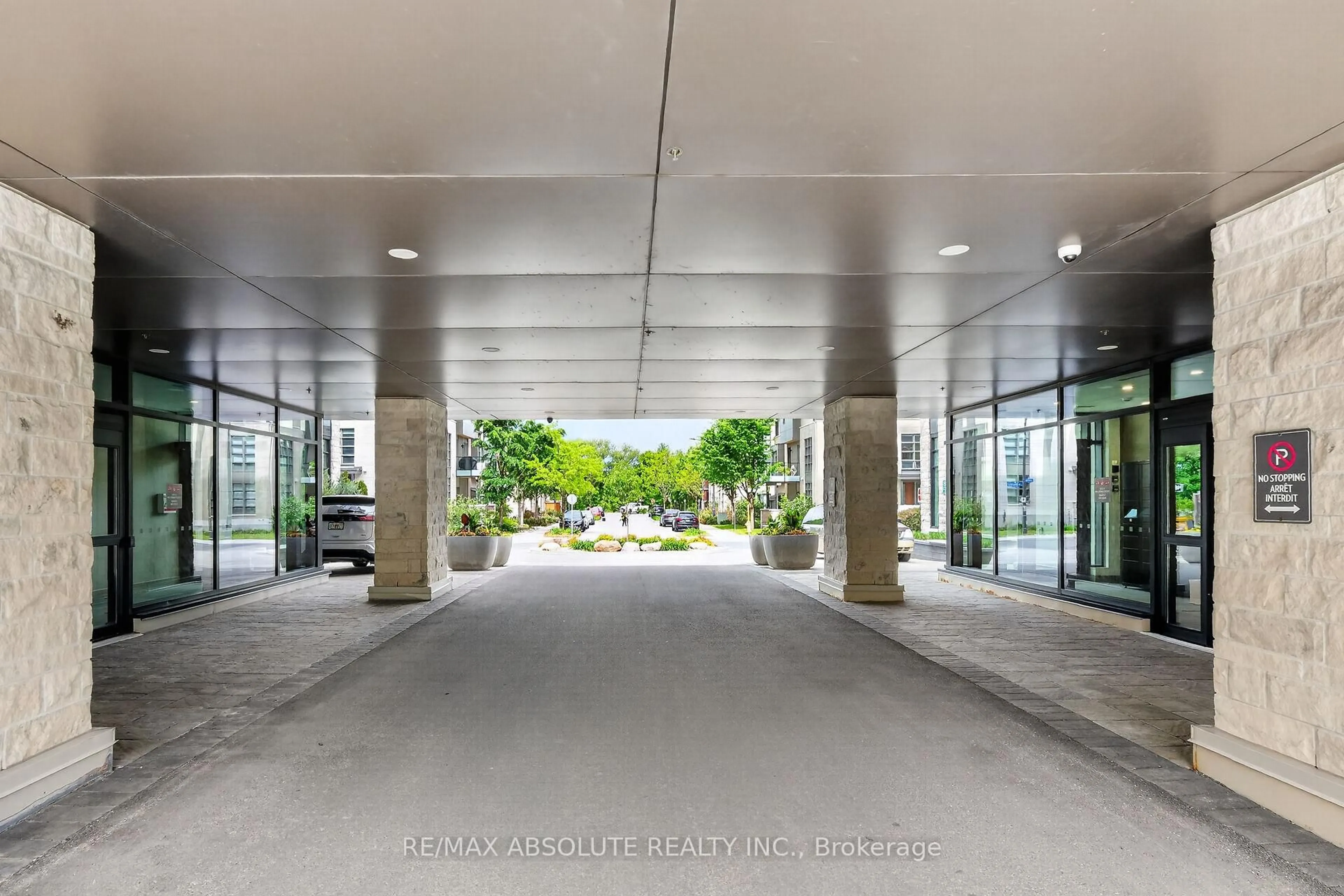 Indoor foyer for 570 De Mazenod Ave #305, Ottawa Ontario K1S 5X2
