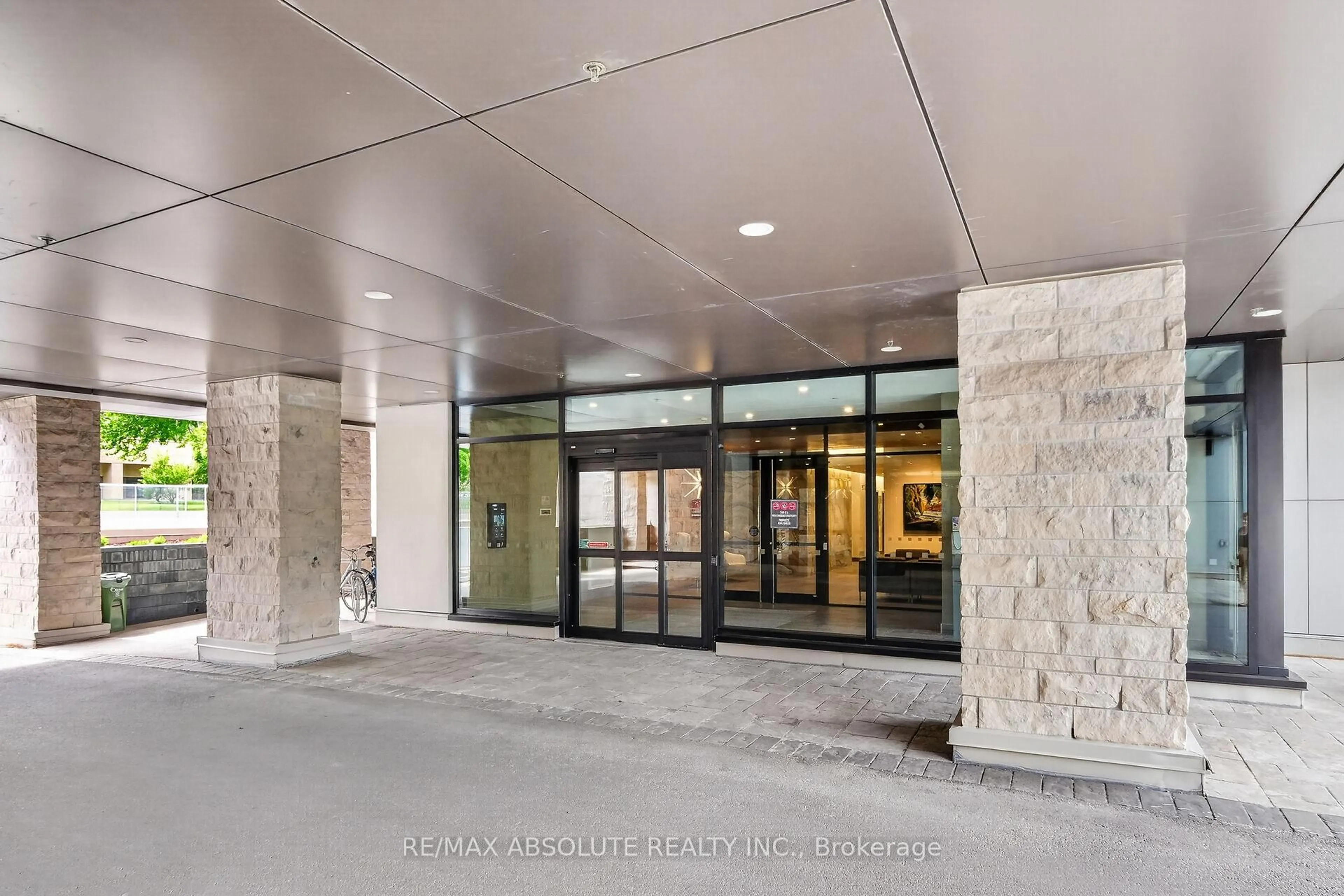 Indoor foyer for 570 De Mazenod Ave #305, Ottawa Ontario K1S 5X2