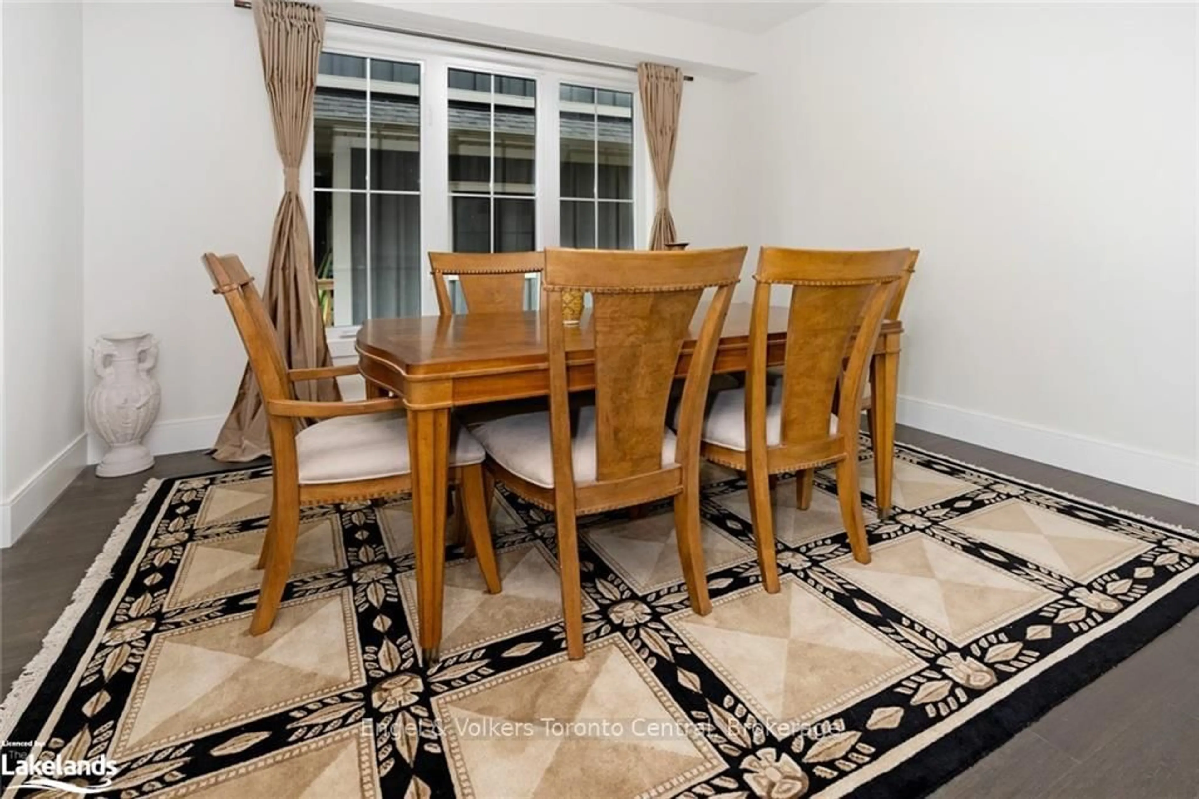Dining room, ceramic/tile floor for 364 Yellow Birch Cres, Blue Mountains Ontario L9Y 0Y5
