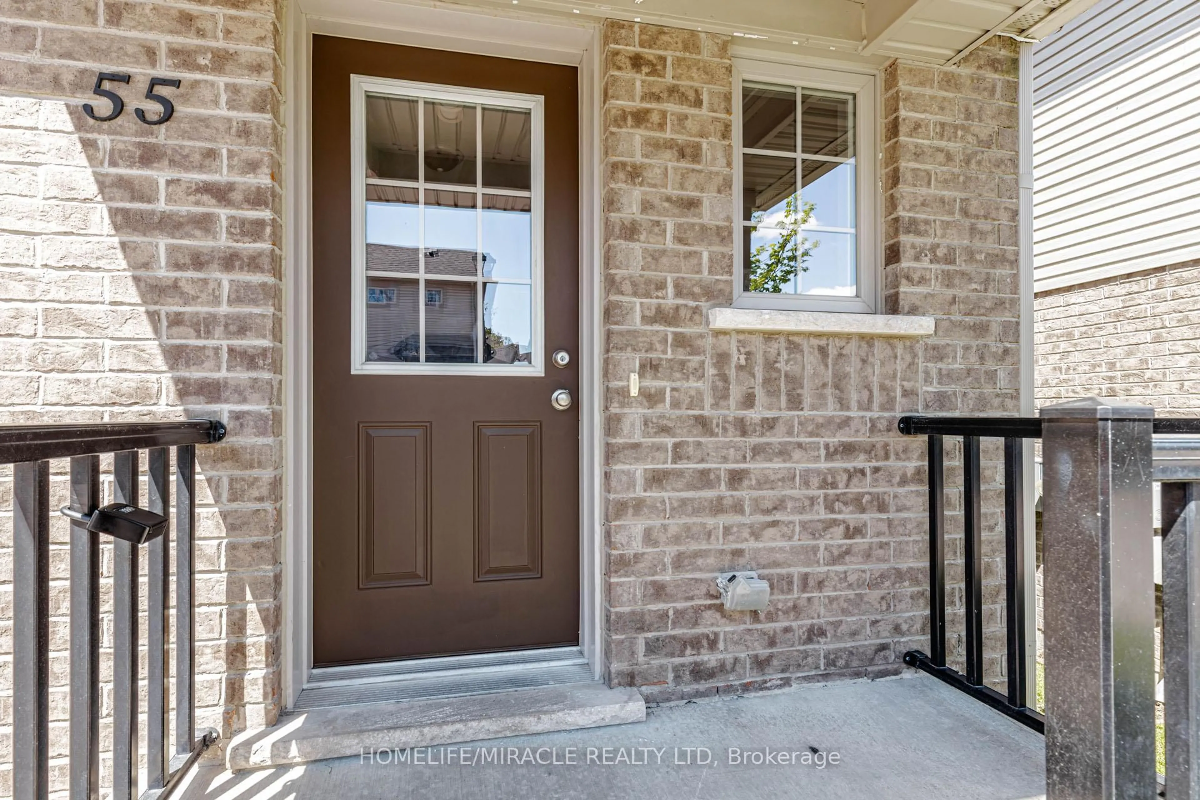 Indoor entryway for 50 Pinnacle Dr #55, Kitchener Ontario N2P 0H8