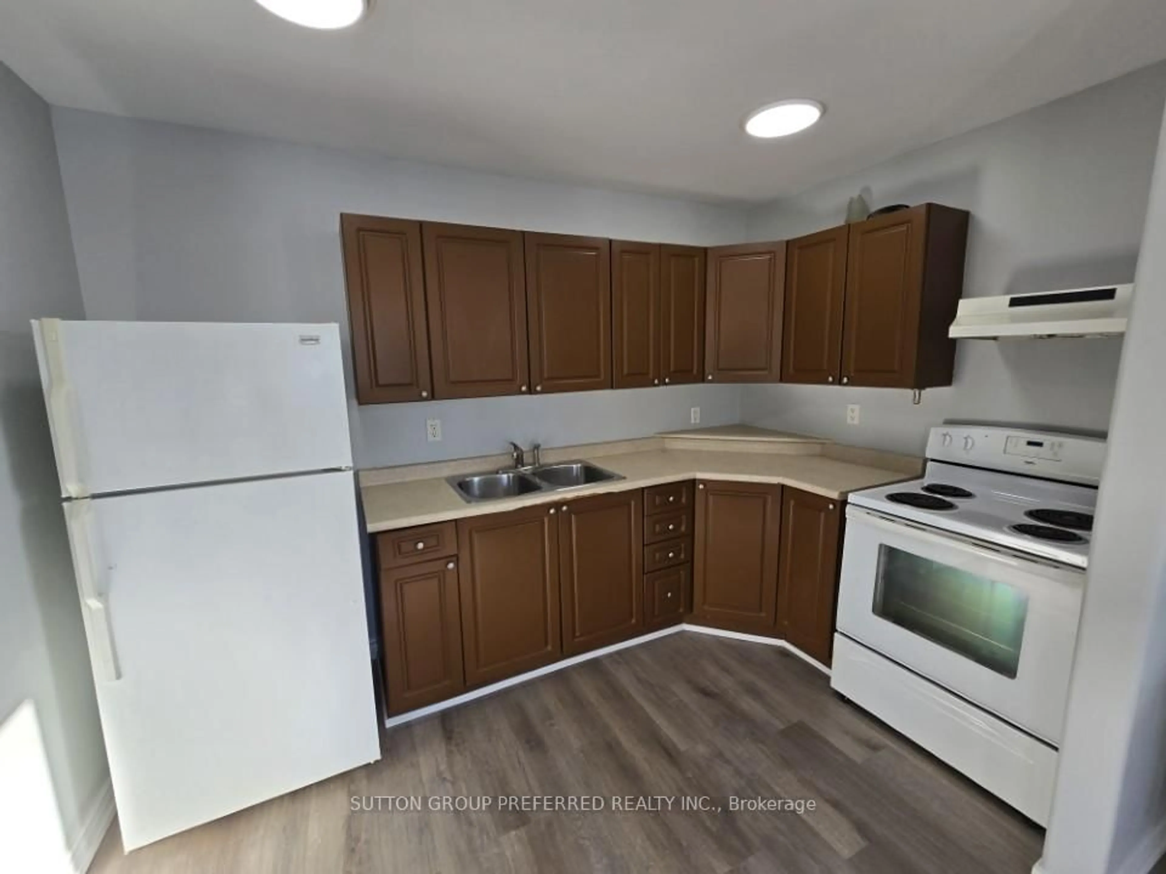Standard kitchen, unknown for 453 Bathurst St, London East Ontario N6B 1P4