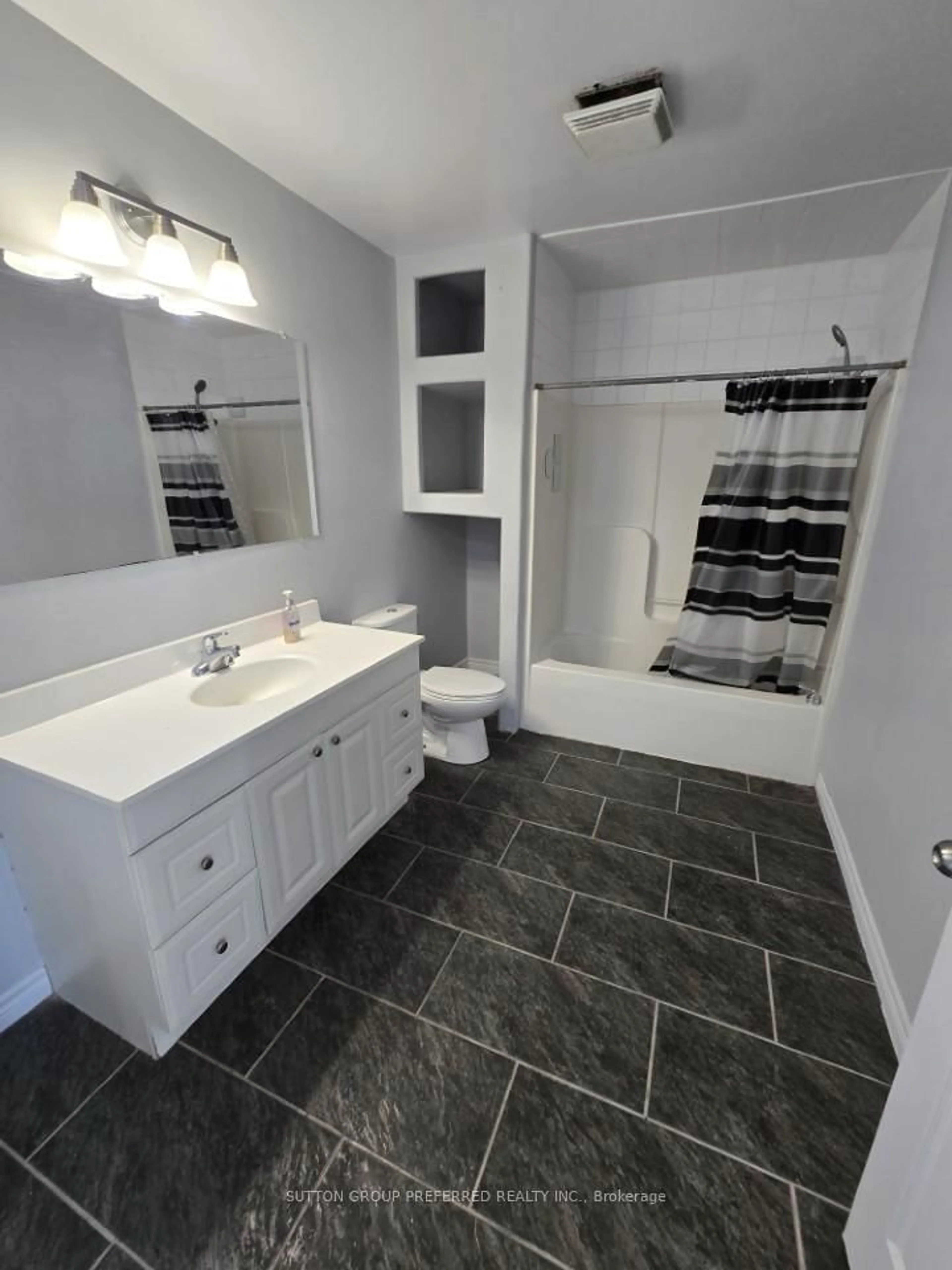 Standard bathroom, ceramic/tile floor for 453 Bathurst St, London East Ontario N6B 1P4