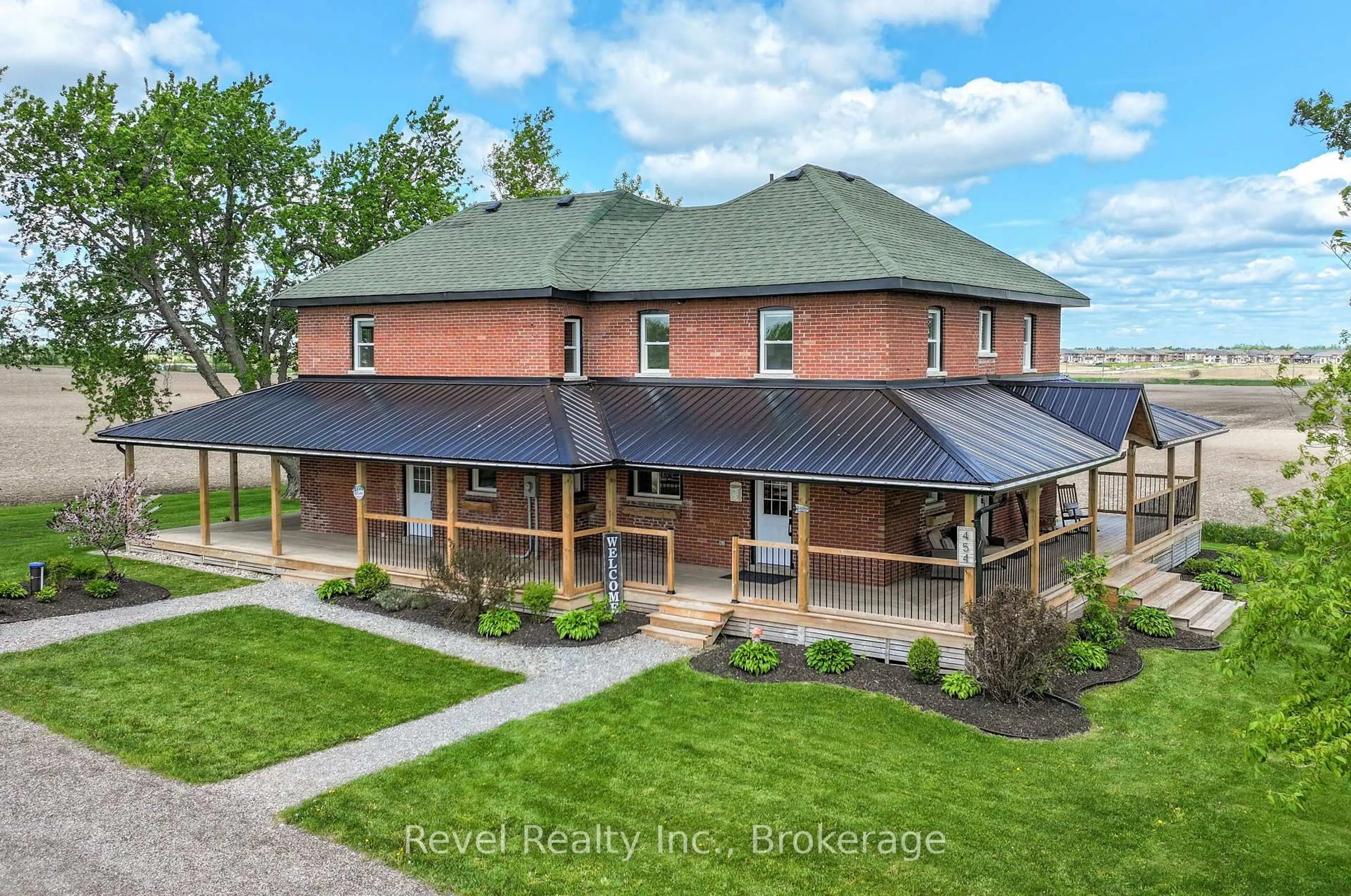 A pic from outside/outdoor area/front of a property/back of a property/a pic from drone, building for 454 Colborne St, Kawartha Lakes Ontario K9V 4R1