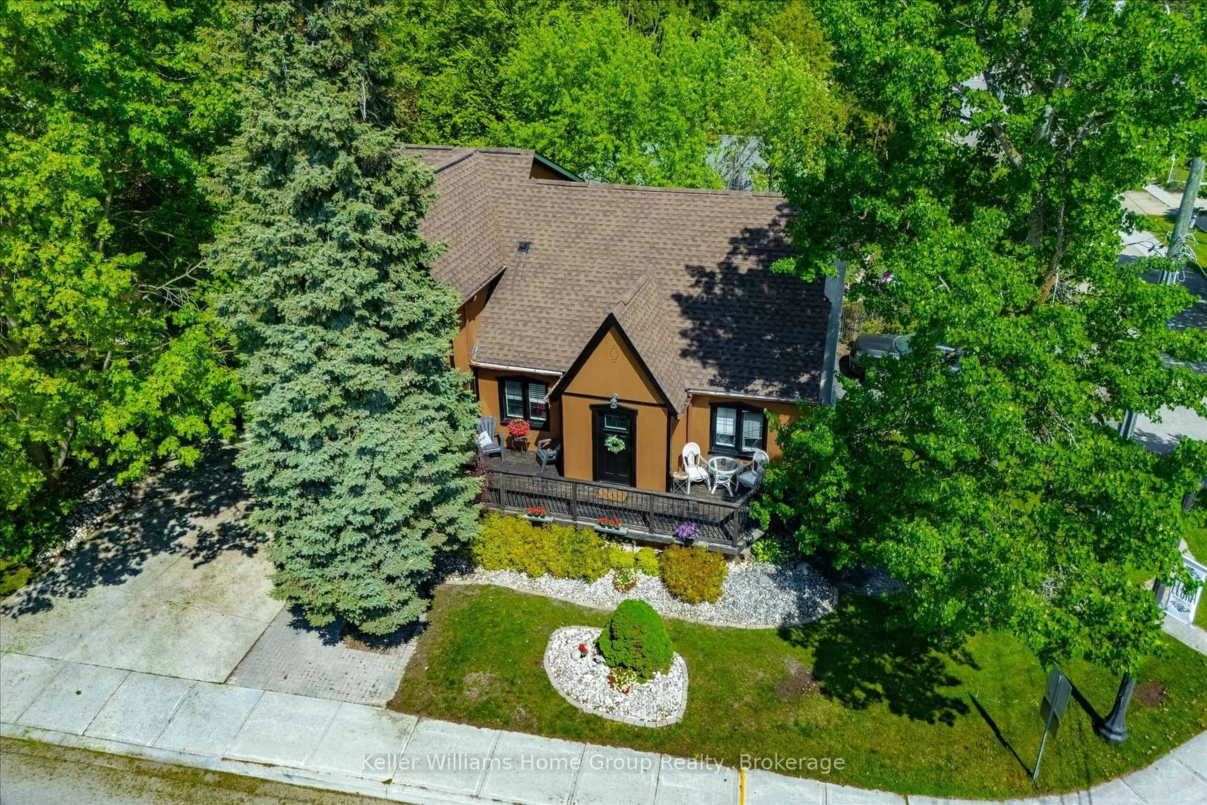 A pic from outside/outdoor area/front of a property/back of a property/a pic from drone, street for 24 McNab St, Centre Wellington Ontario N0B 1S0