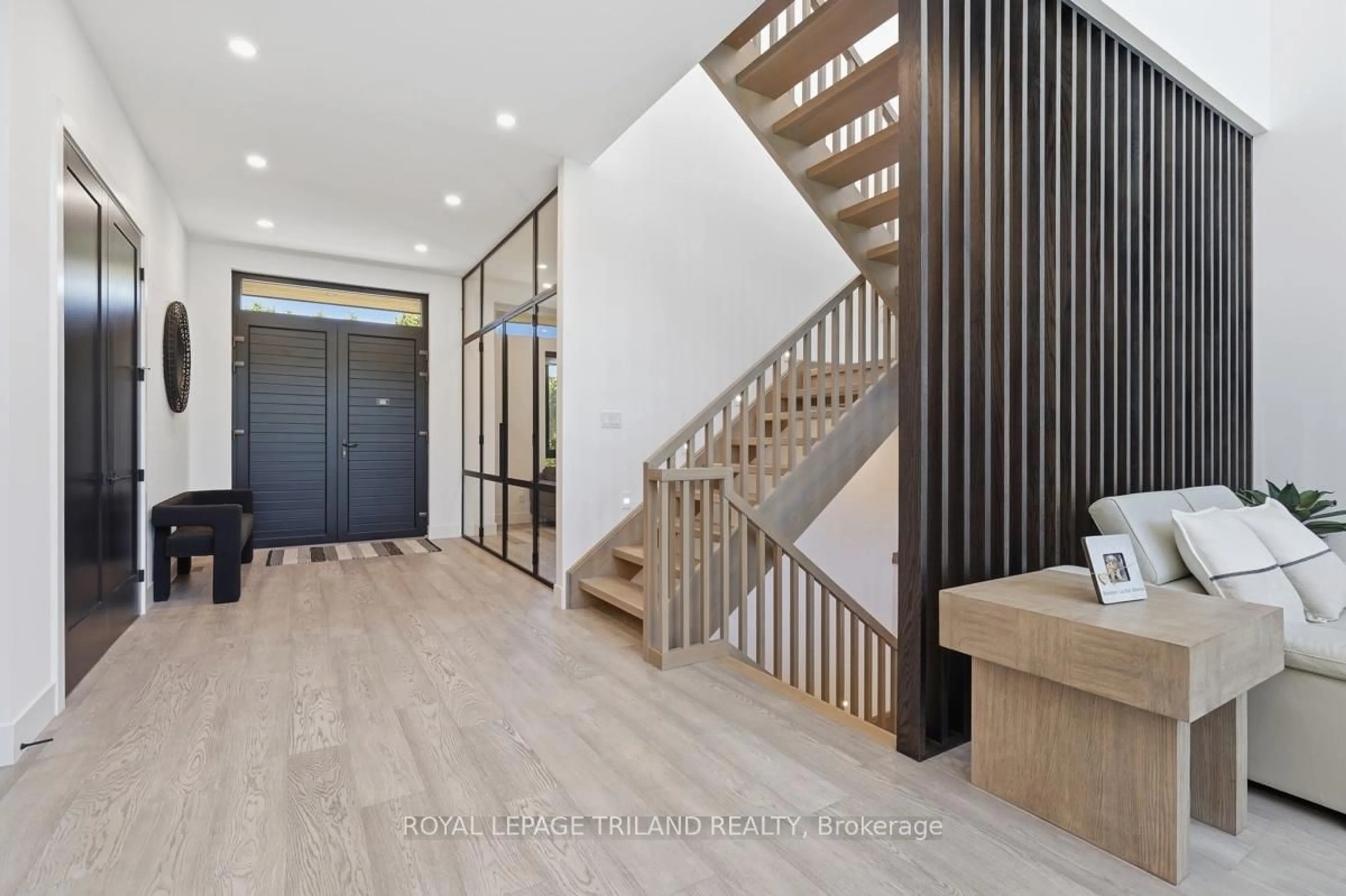 Indoor foyer for 1452 Byron Baseline Rd #6, London South Ontario N6K 2V6
