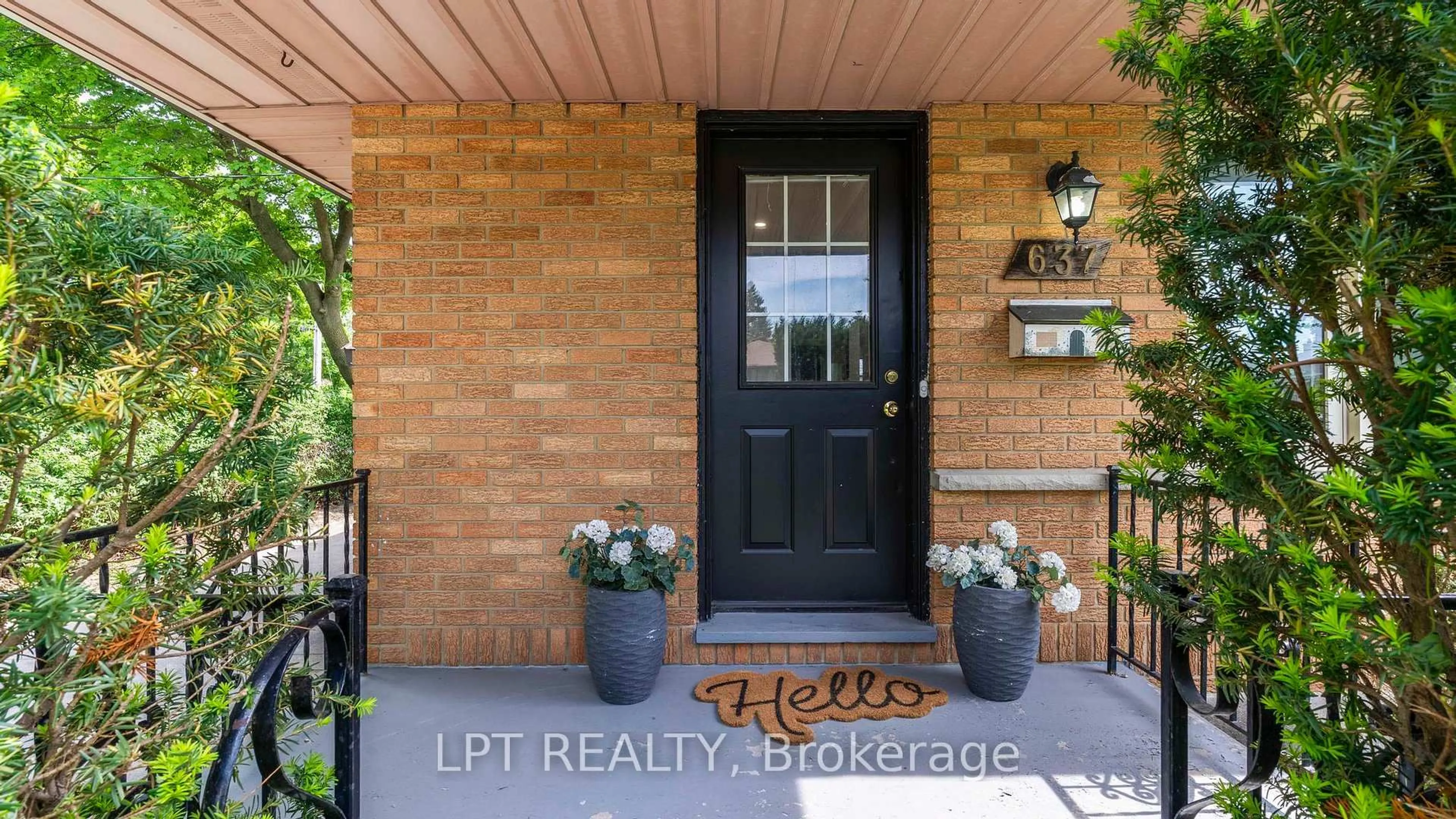Indoor entryway for 637 Ross St, London East Ontario N5Y 3V8
