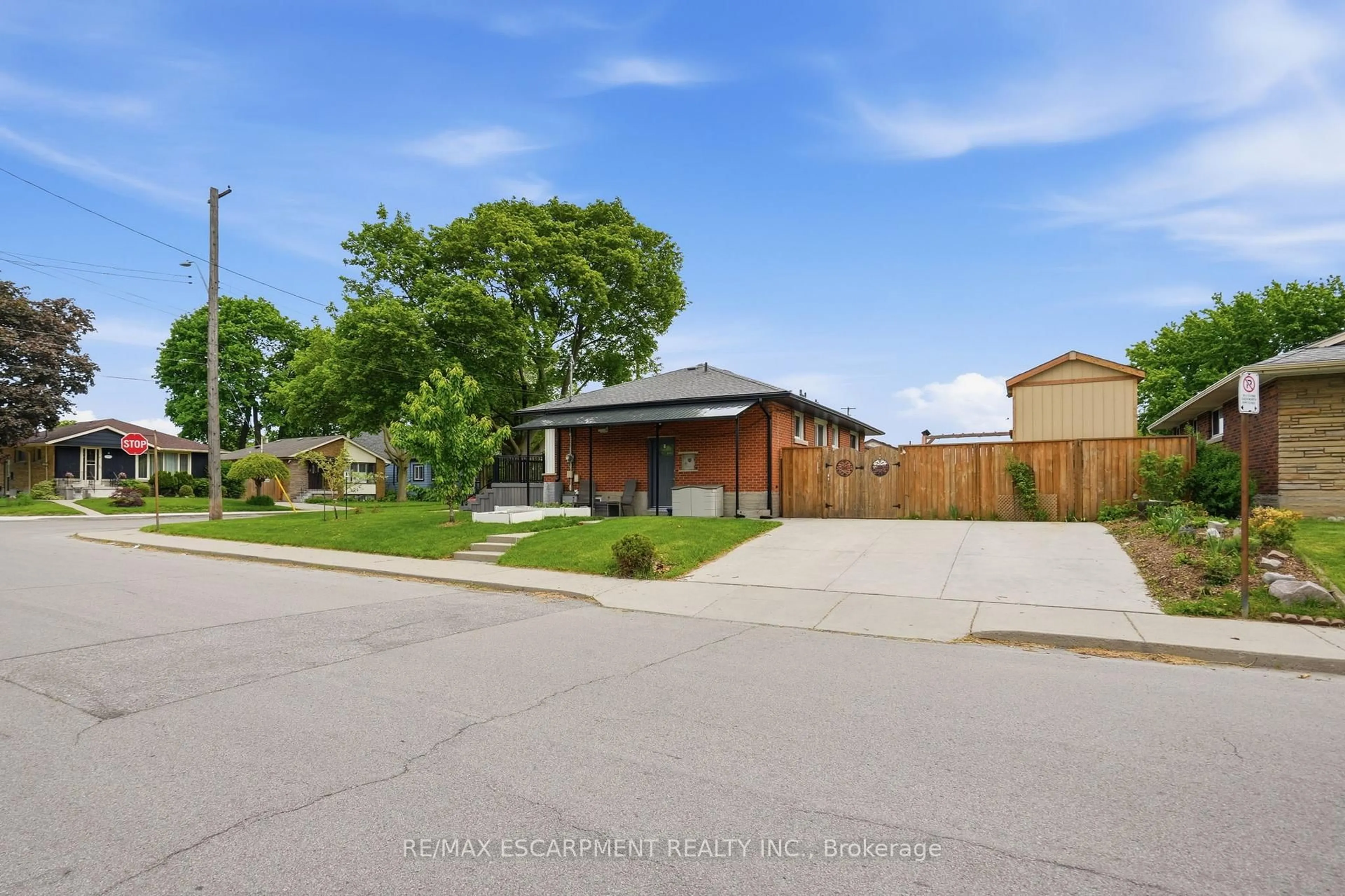 A pic from outside/outdoor area/front of a property/back of a property/a pic from drone, street for 150 Mountville Ave, Hamilton Ontario L9A 1E7