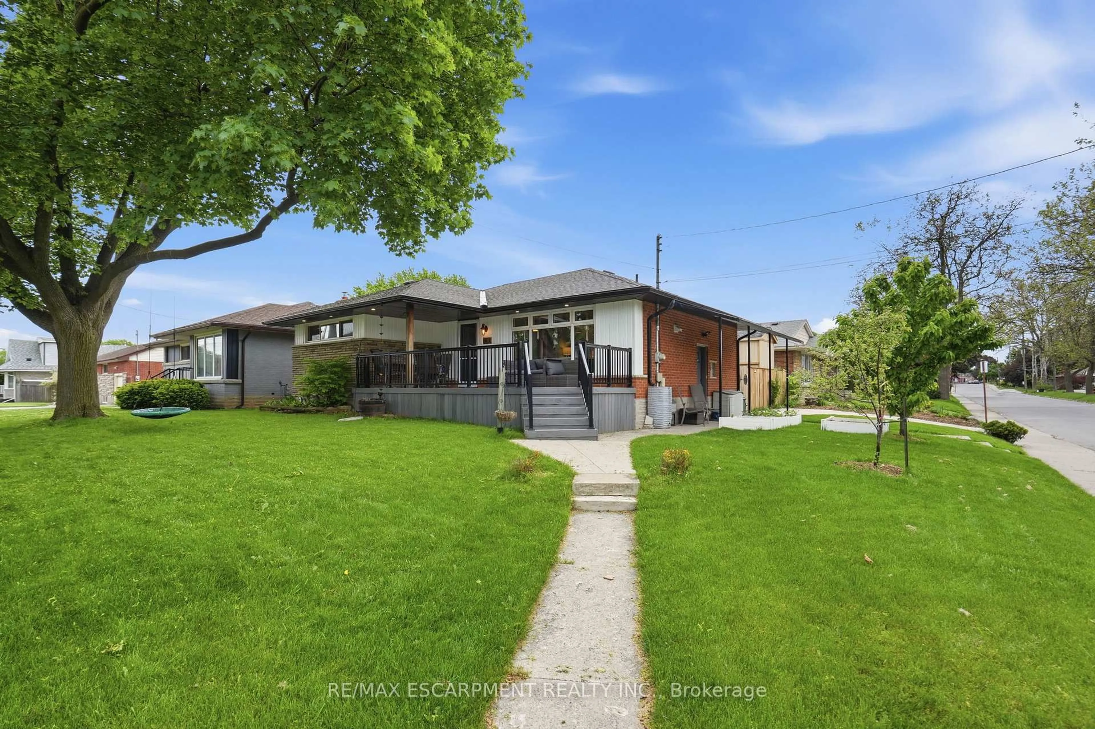 A pic from outside/outdoor area/front of a property/back of a property/a pic from drone, street for 150 Mountville Ave, Hamilton Ontario L9A 1E7