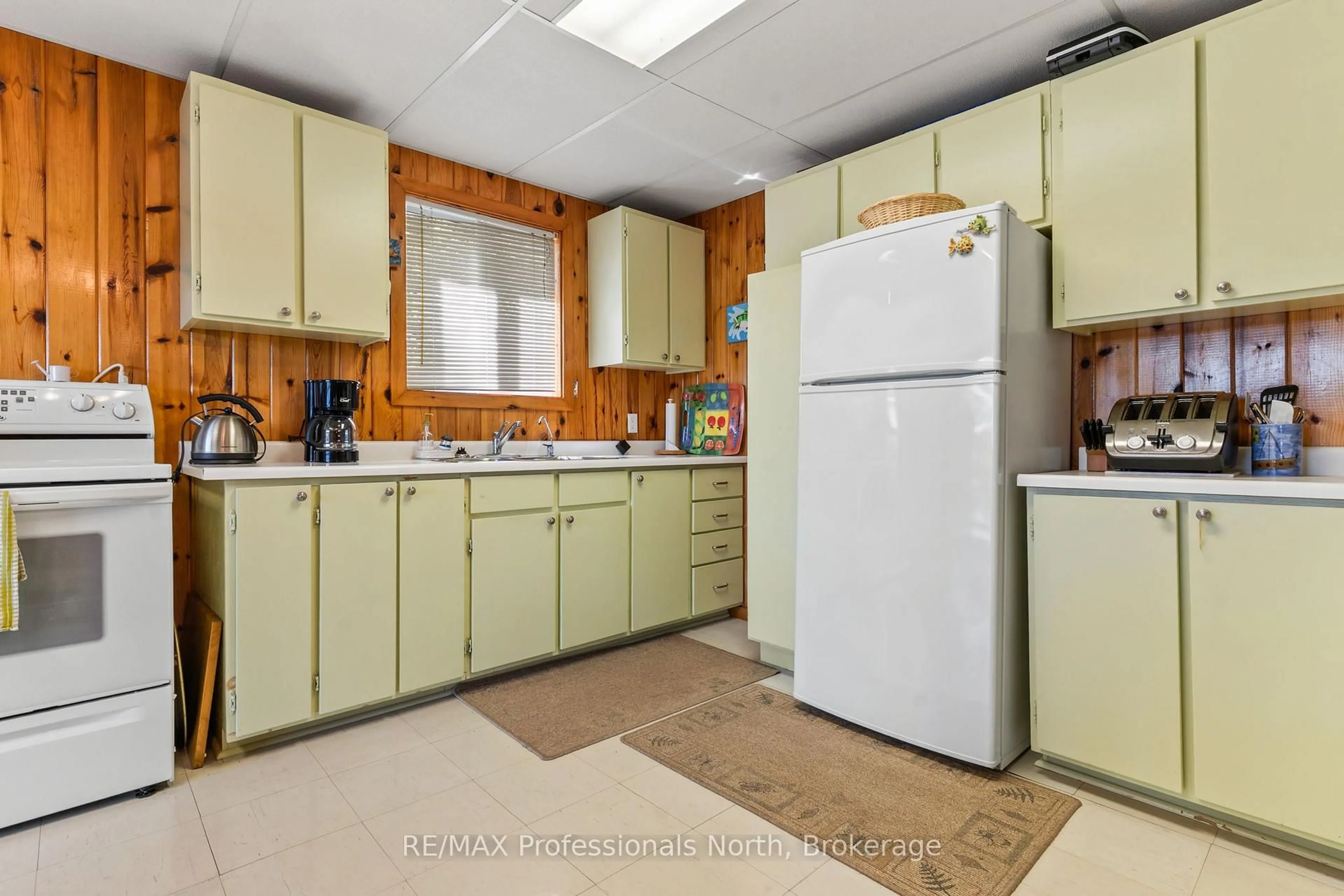 Standard kitchen, unknown for 10167 Little Hawk-West Sho, Algonquin Highlands Ontario K0M 1S0