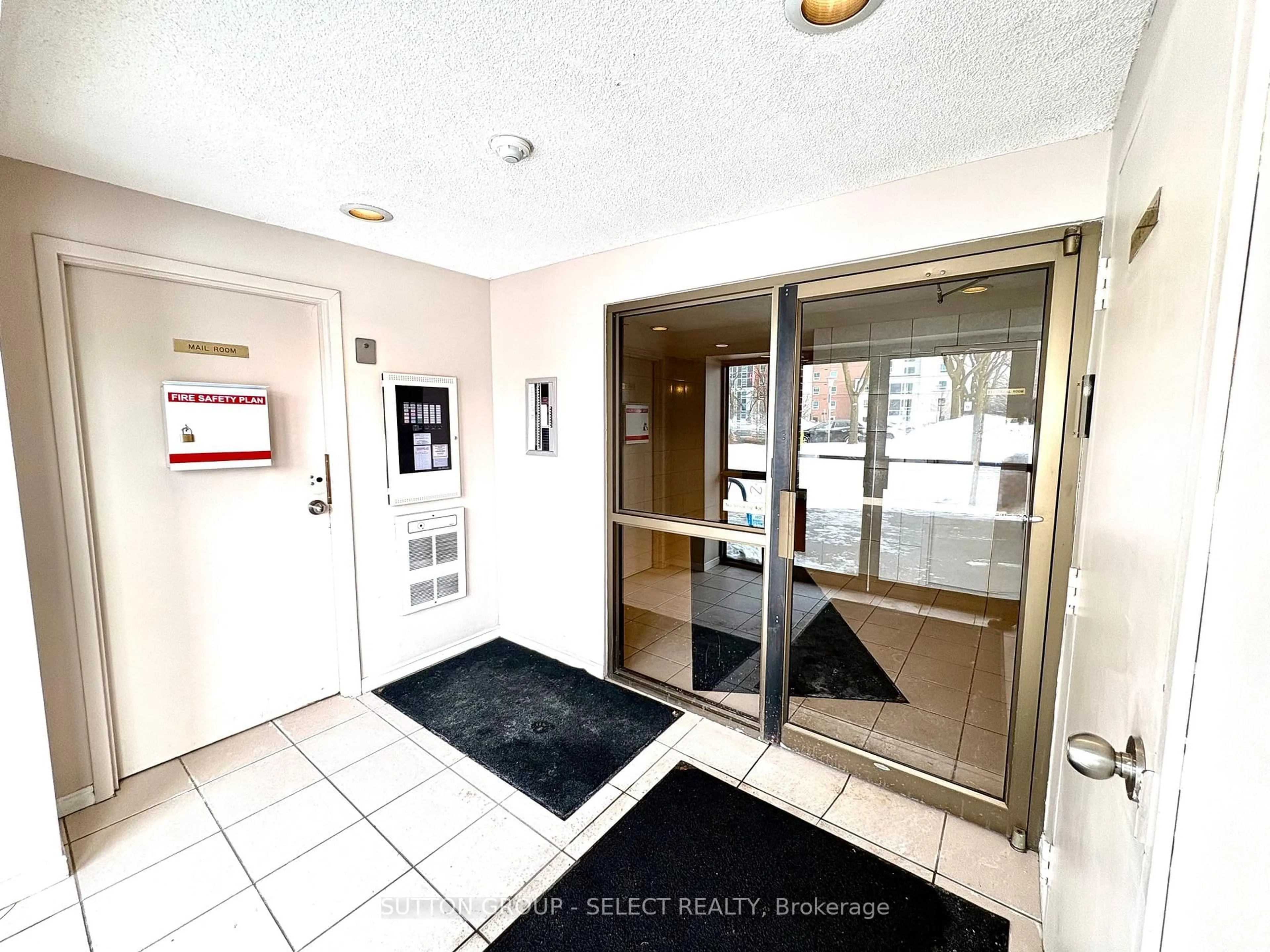 Indoor foyer for 626 First St #505, London East Ontario N5V 2A2