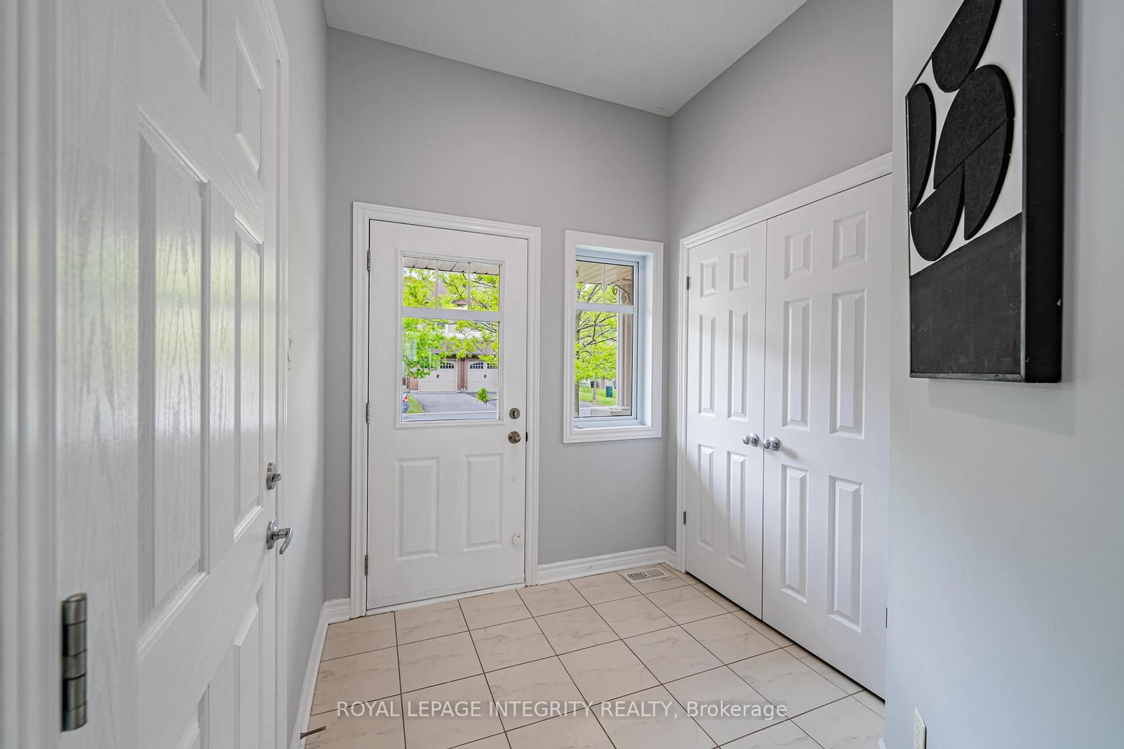 Indoor entryway for 132 Mancini Way, Ottawa Ontario K2J 3V1