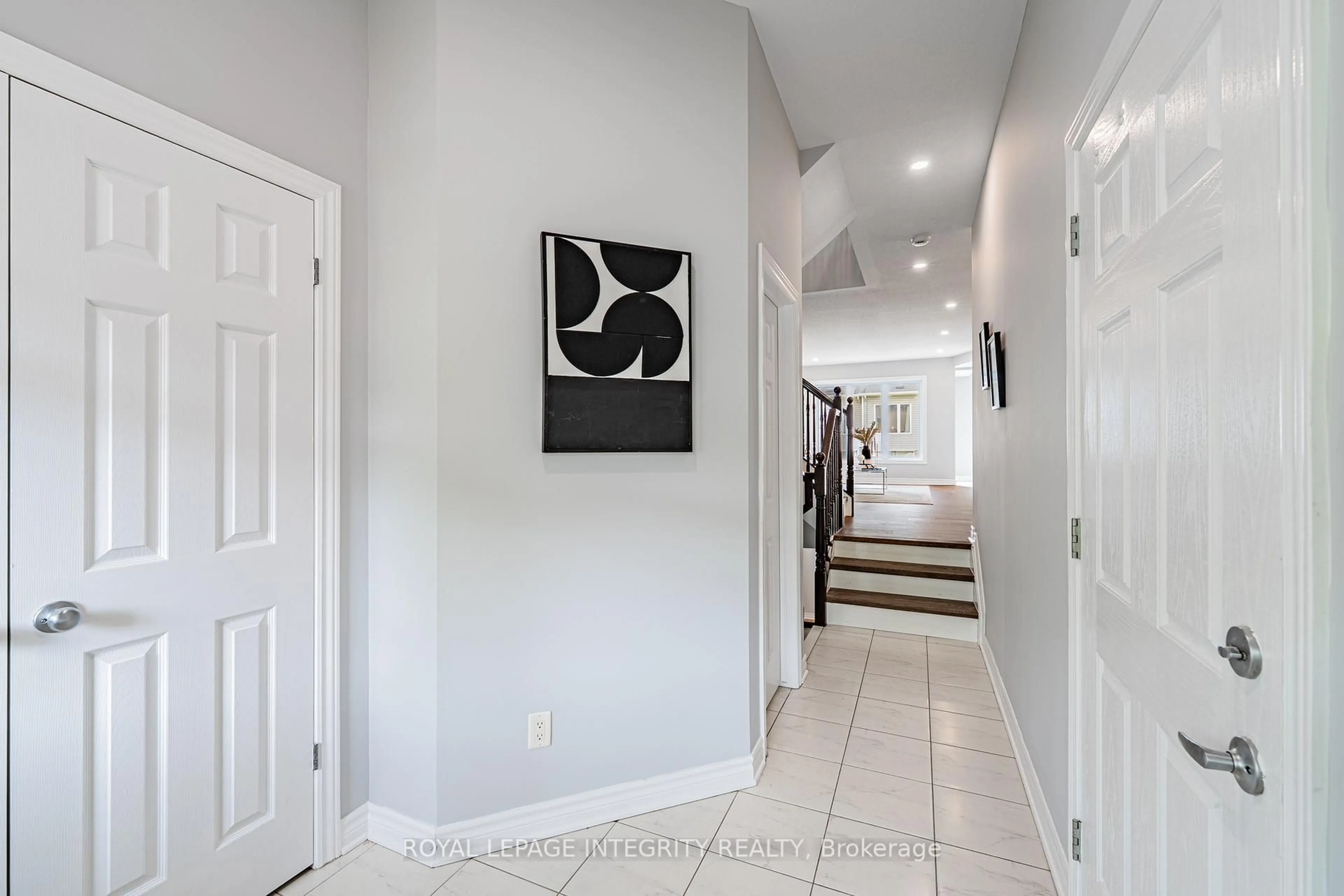 Indoor entryway for 132 Mancini Way, Ottawa Ontario K2J 3V1