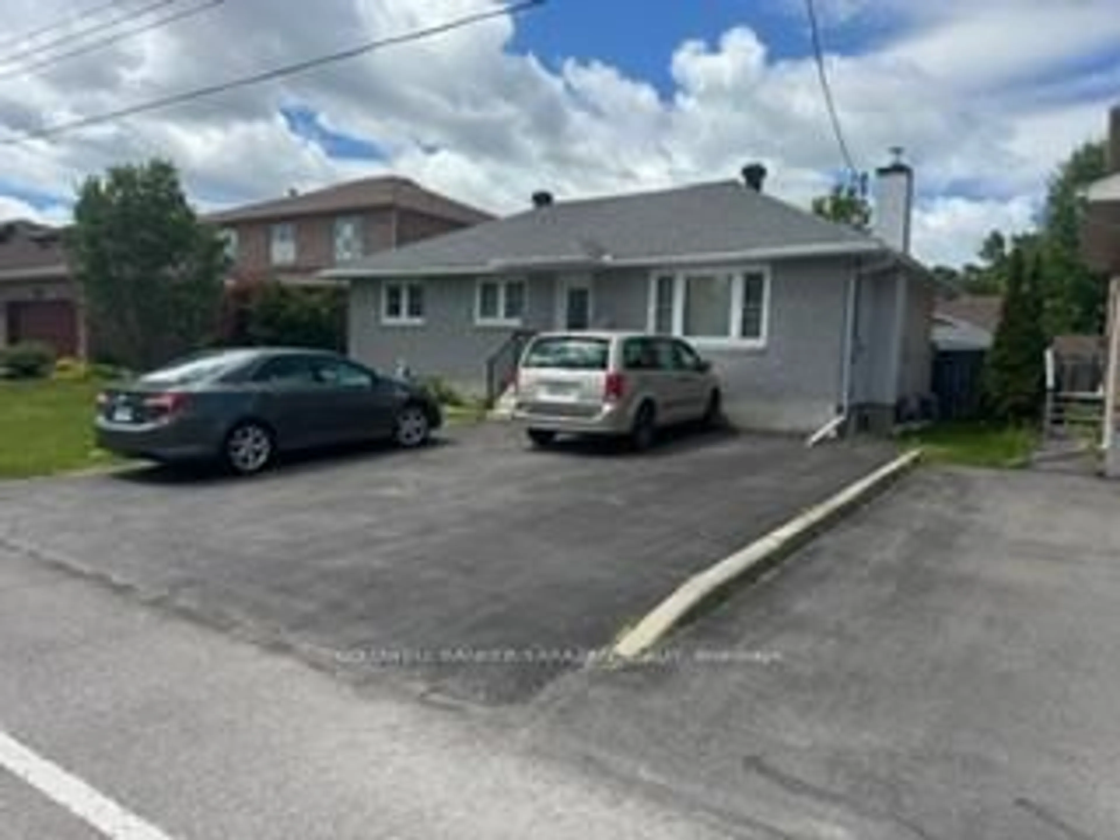 A pic from outside/outdoor area/front of a property/back of a property/a pic from drone, street for 1437 Kingsdale Ave, Ottawa Ontario K1T 1G8