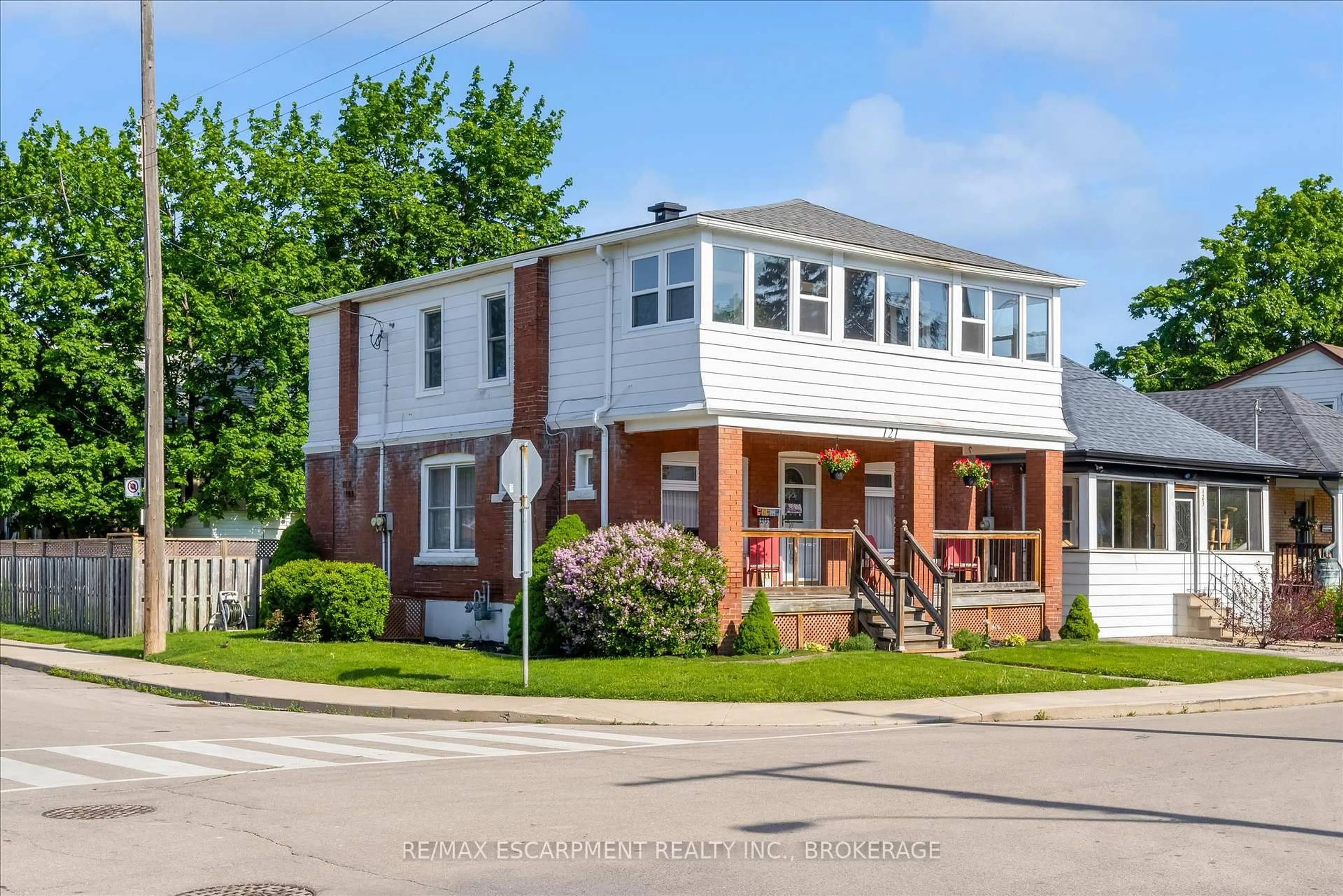 Home with brick exterior material, street for 121 Edgemont St, Hamilton Ontario L8H 4E2
