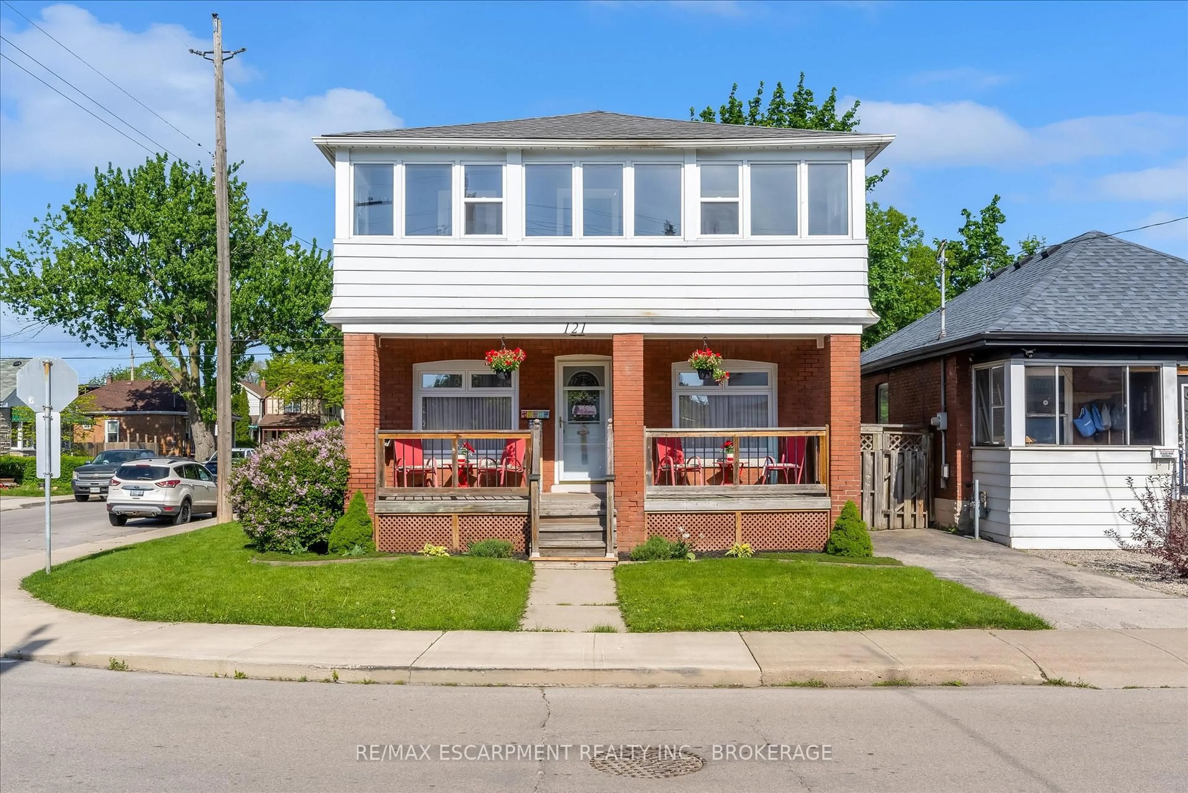 Home with brick exterior material, street for 121 Edgemont St, Hamilton Ontario L8H 4E2