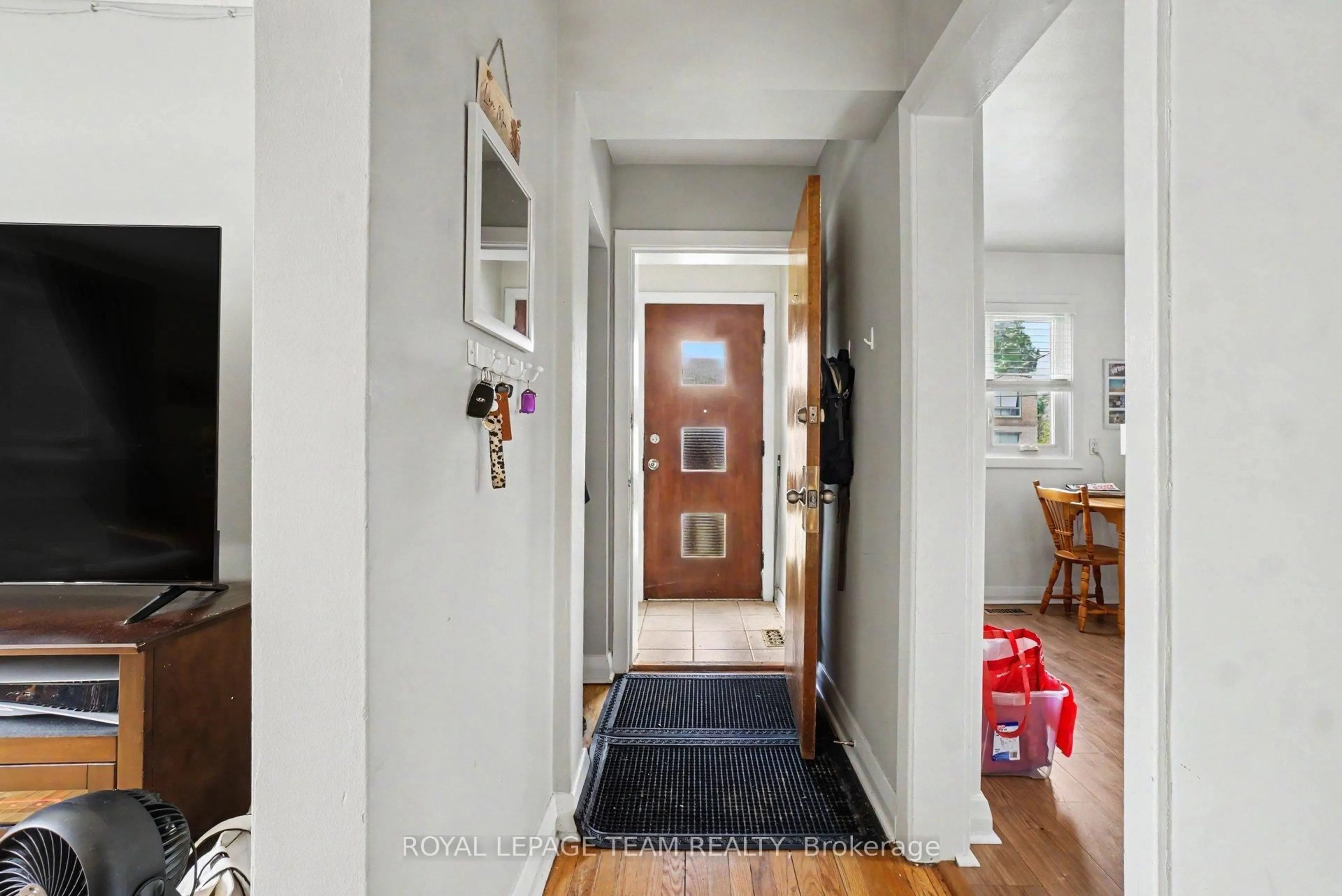 Indoor entryway for 707 Edison Ave, Ottawa Ontario K2A 1W2
