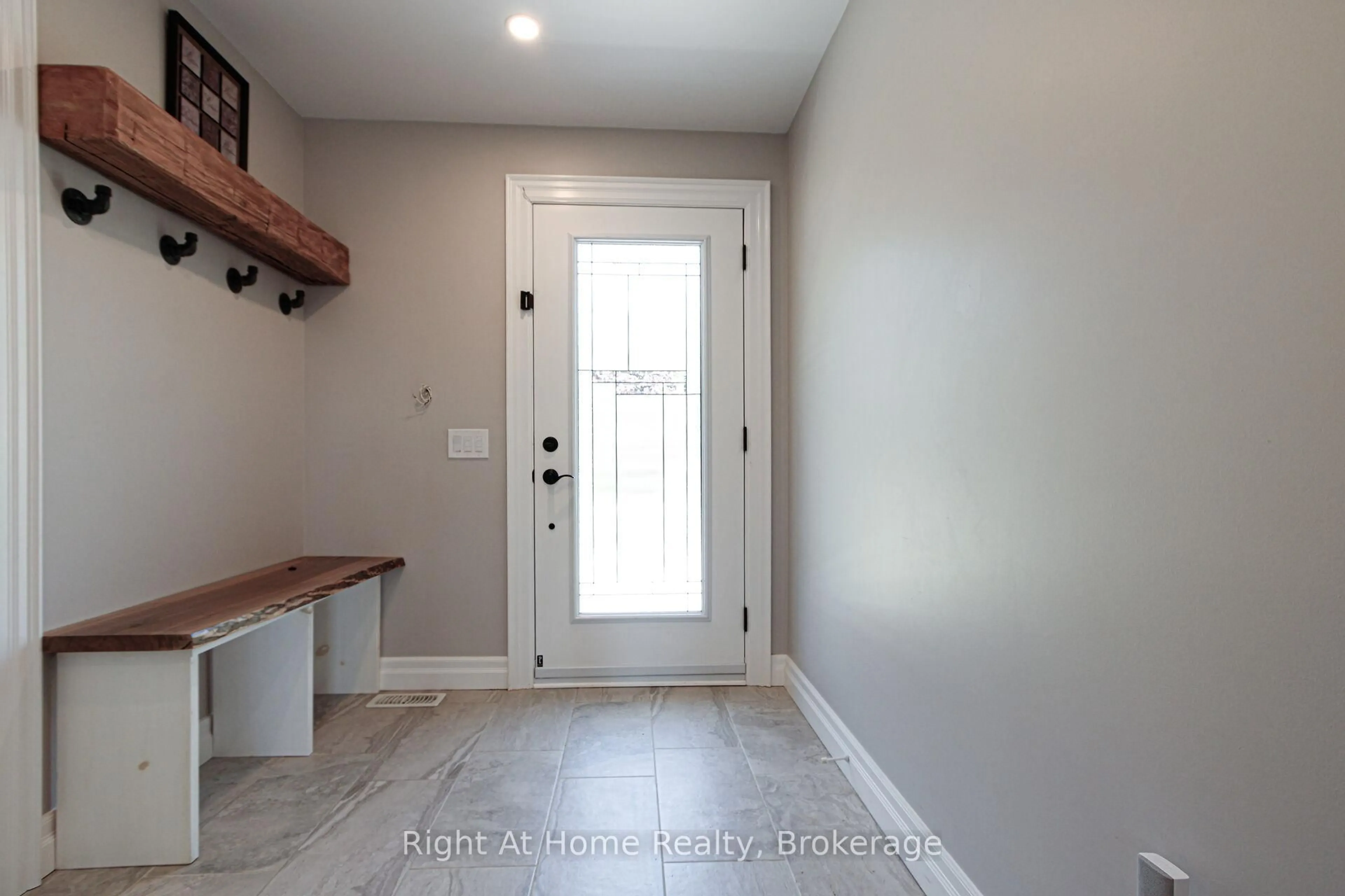 Indoor entryway for 367 Golf Club Rd, Hamilton Ontario L0R 1P0