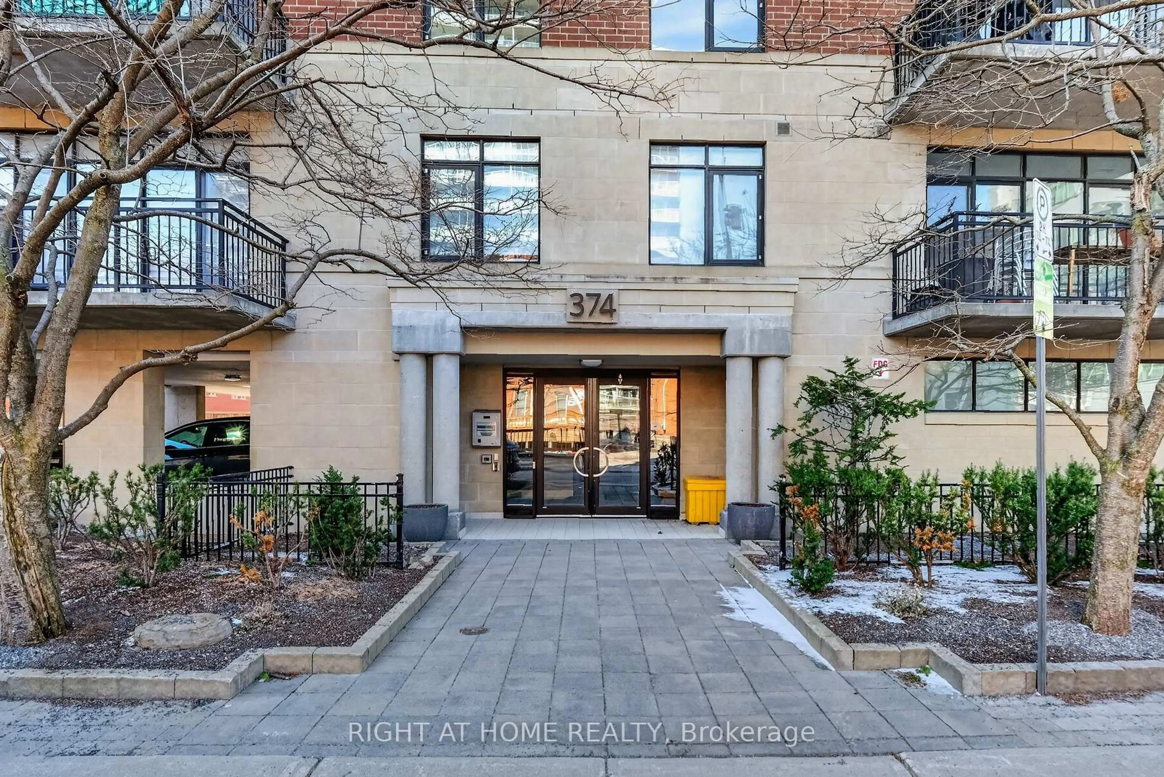 Indoor entryway for 374 Cooper St #901, Ottawa Ontario K2P 2P4