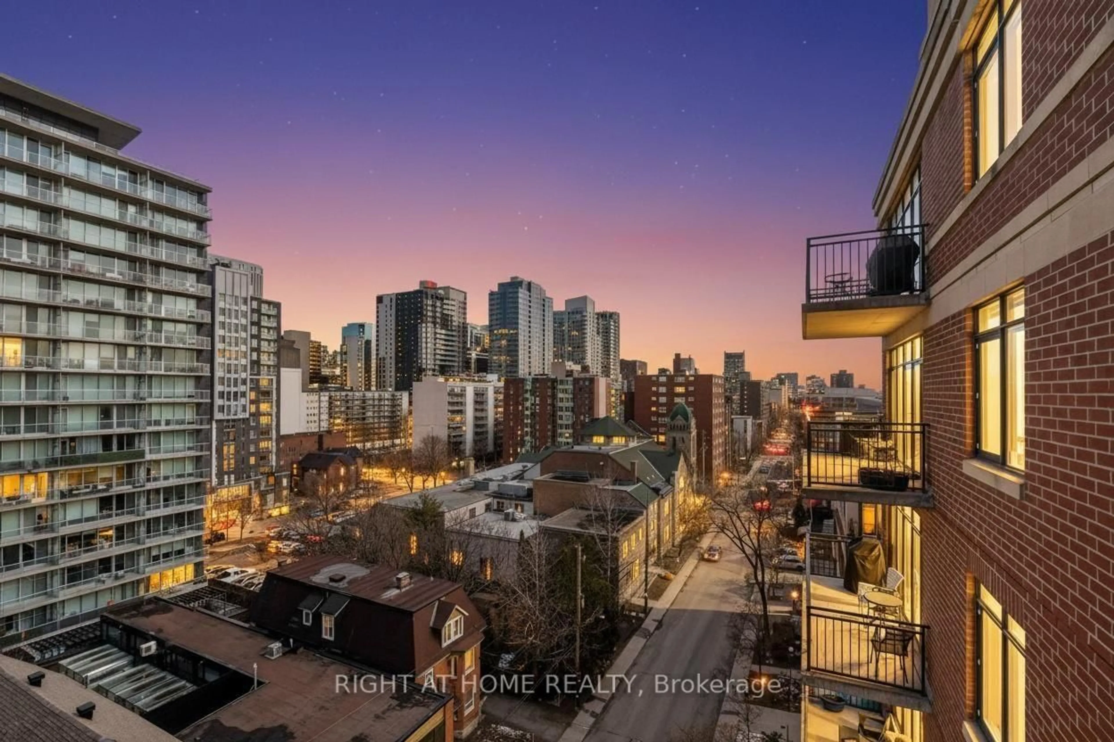 A pic from outside/outdoor area/front of a property/back of a property/a pic from drone, city buildings view from balcony for 374 Cooper St #901, Ottawa Ontario K2P 2P4