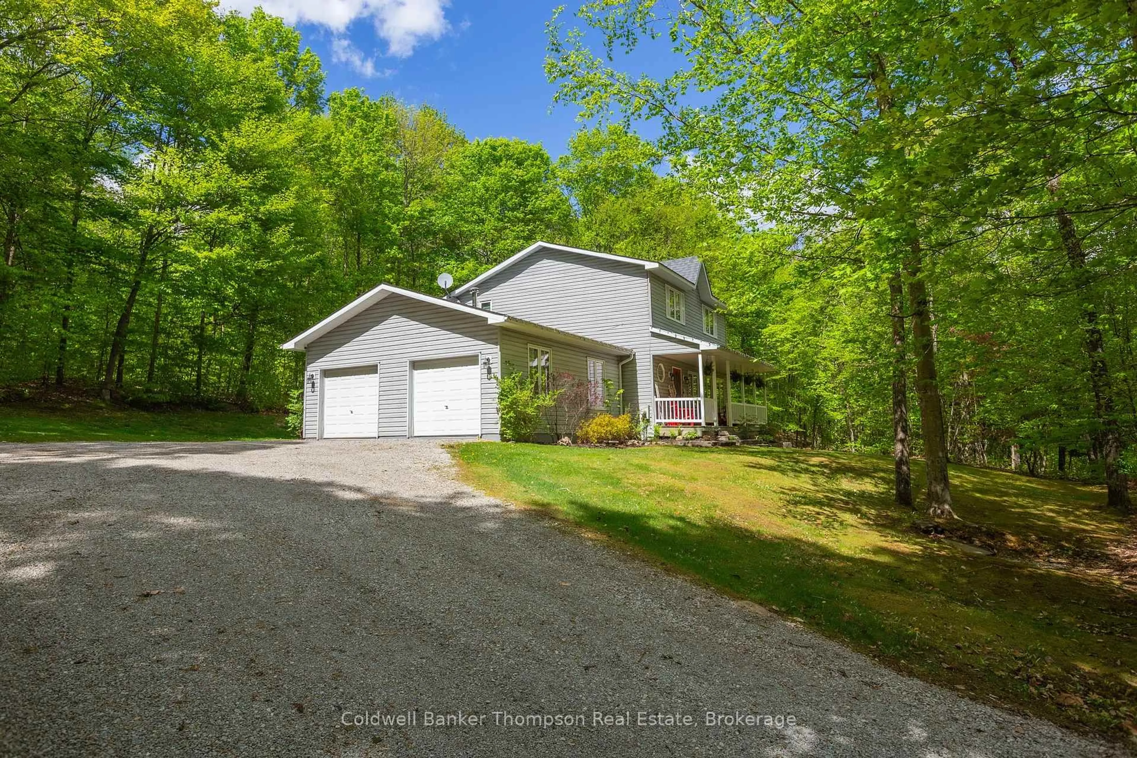 A pic from outside/outdoor area/front of a property/back of a property/a pic from drone, water/lake/river/ocean view for 1067 Hillside Cres, Lake of Bays Ontario P1H 2J6