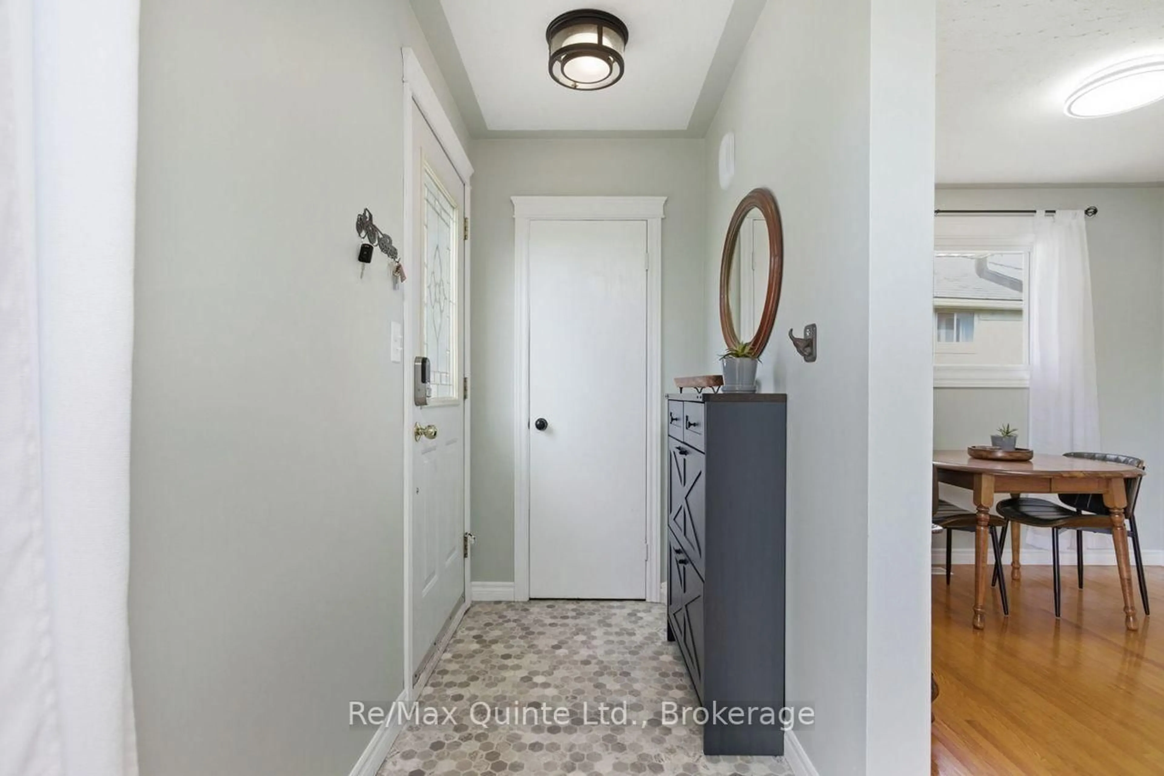Indoor entryway for 40 MCCANN St, Quinte West Ontario K8V 1W1