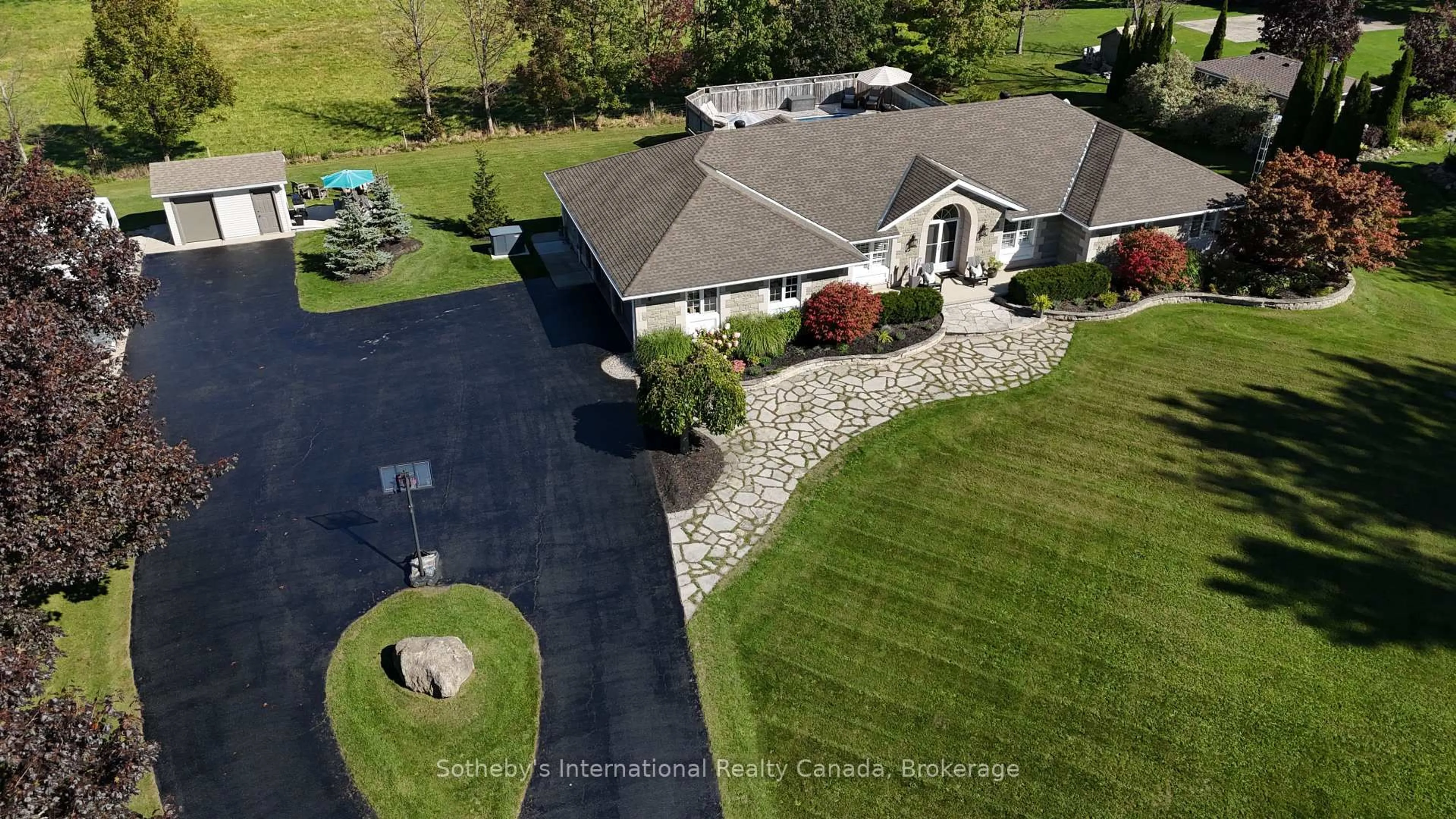 A pic from outside/outdoor area/front of a property/back of a property/a pic from drone, unknown for 447 Union St, Meaford Ontario N4L 1W7