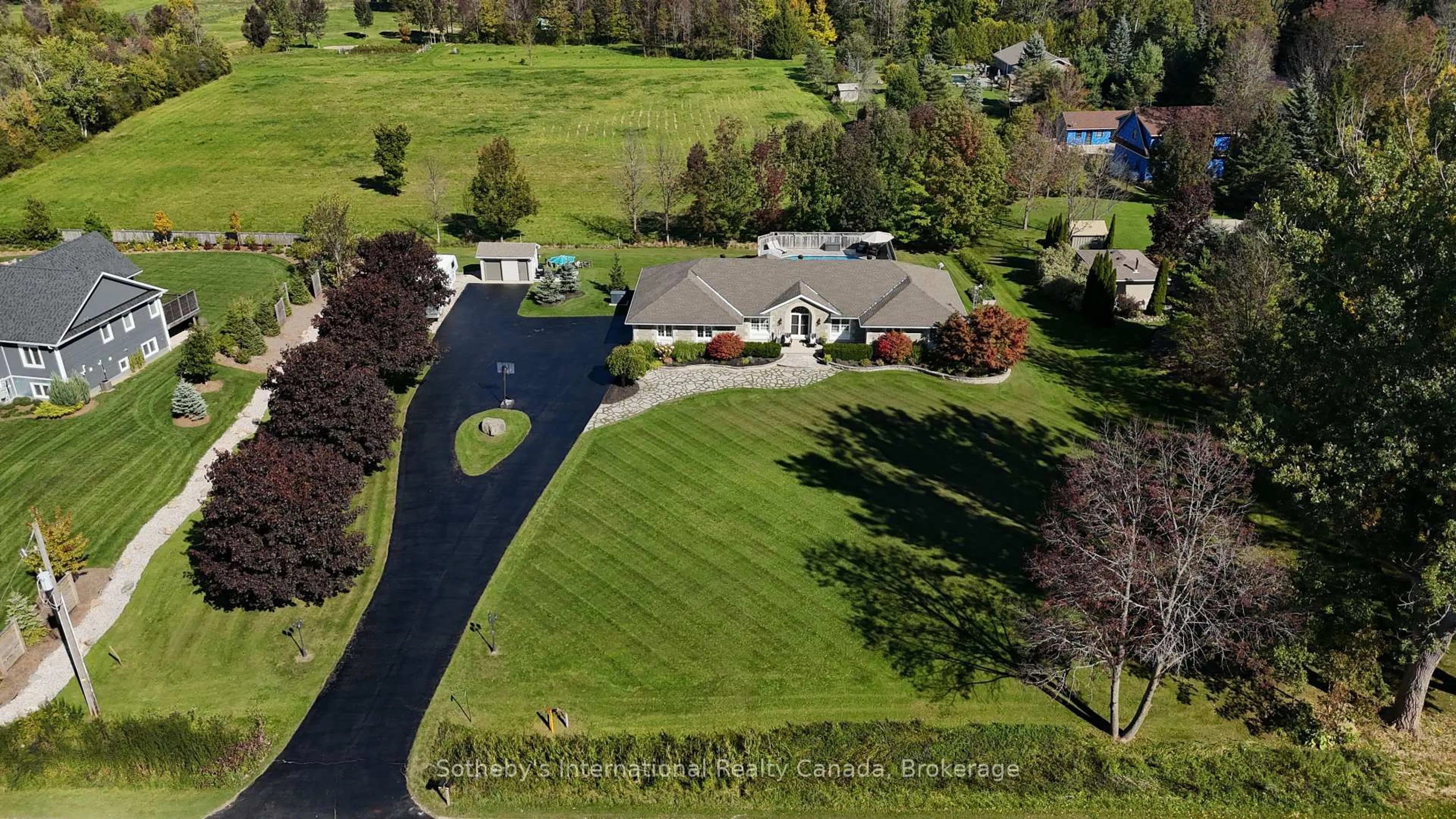 A pic from outside/outdoor area/front of a property/back of a property/a pic from drone, street for 447 Union St, Meaford Ontario N4L 1W7
