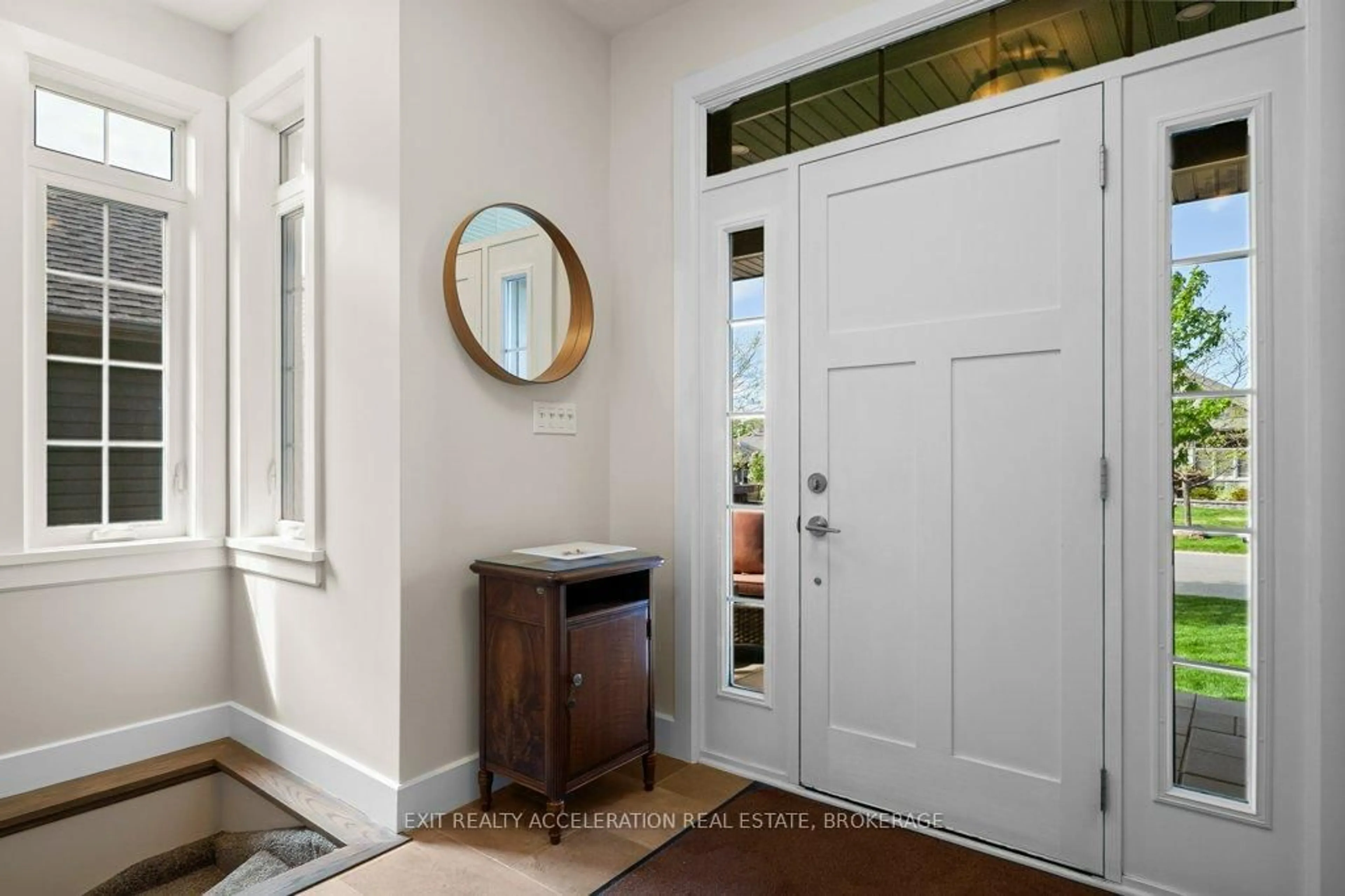 Indoor entryway for 10 Admiral Crt, Bath Ontario K0H 1G0
