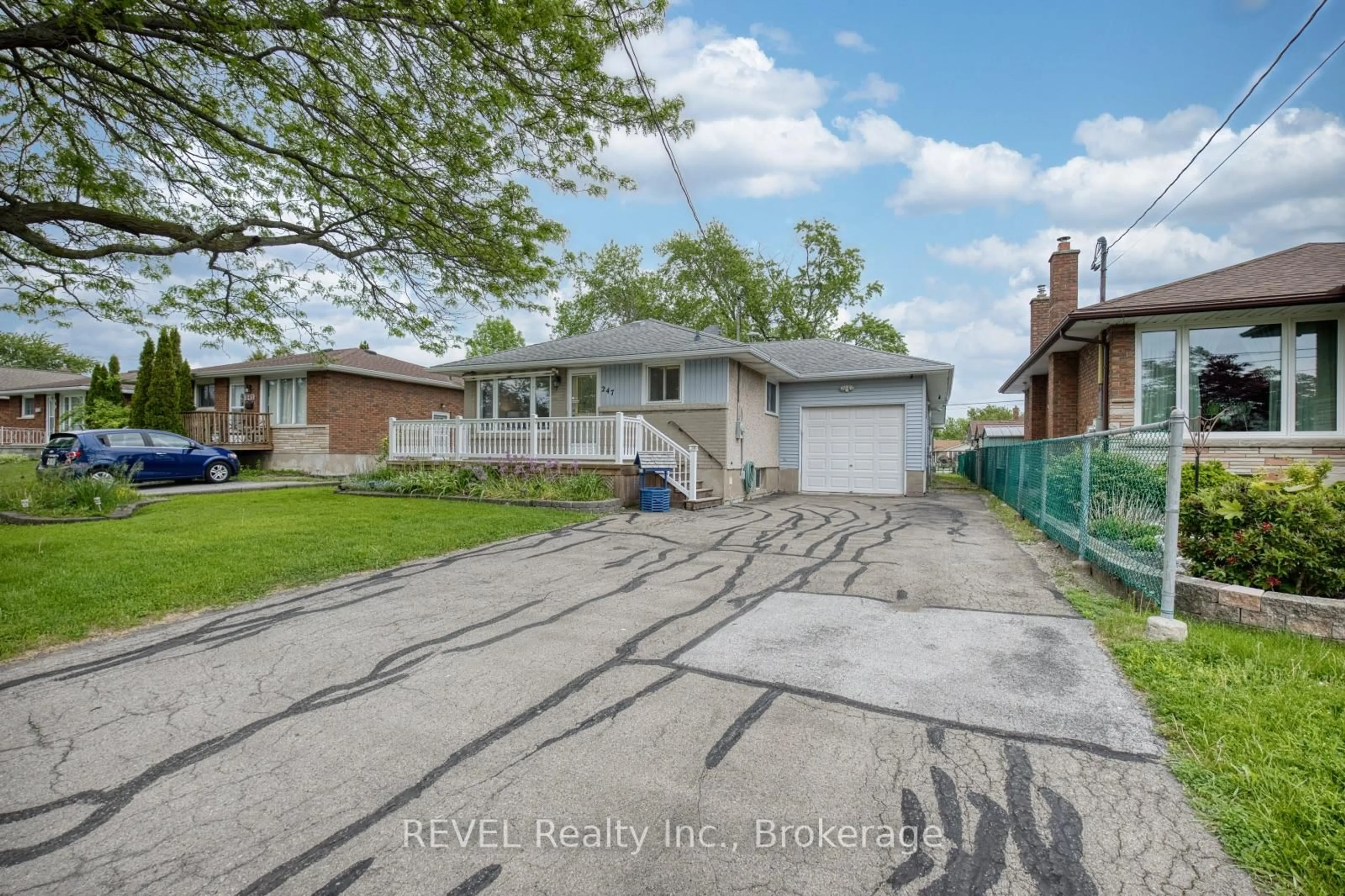 A pic from outside/outdoor area/front of a property/back of a property/a pic from drone, street for 247 Kilgour Ave, Welland Ontario L3C 2R1