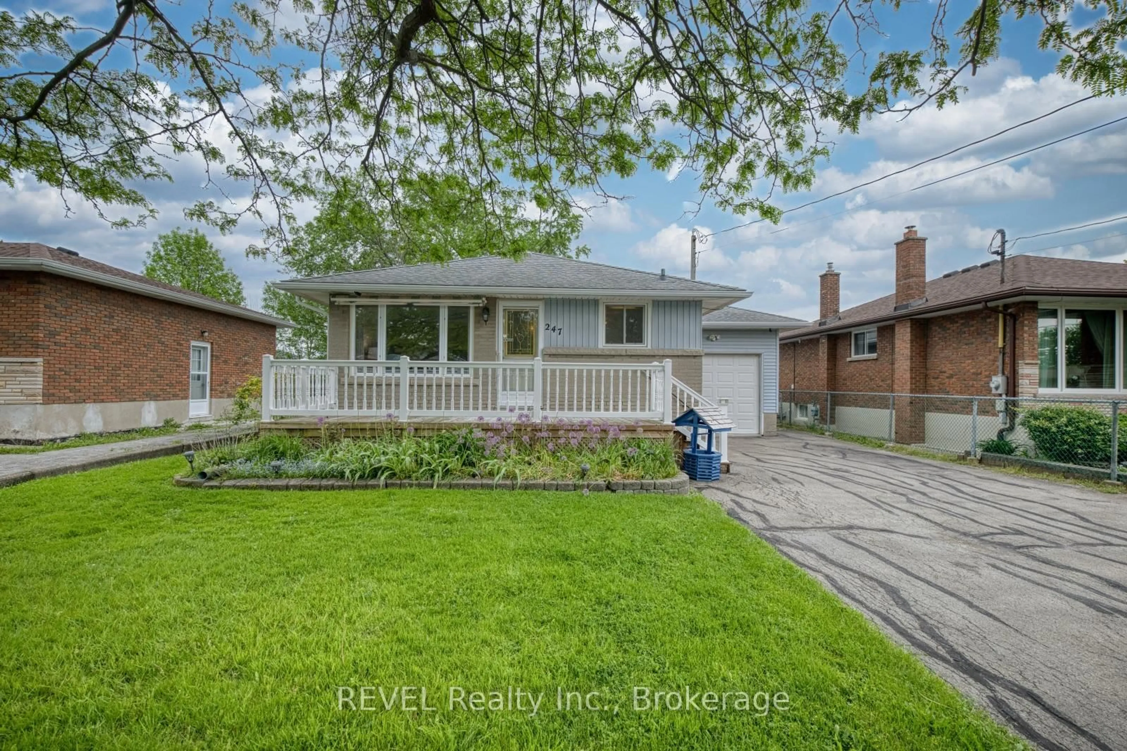 A pic from outside/outdoor area/front of a property/back of a property/a pic from drone, street for 247 Kilgour Ave, Welland Ontario L3C 2R1