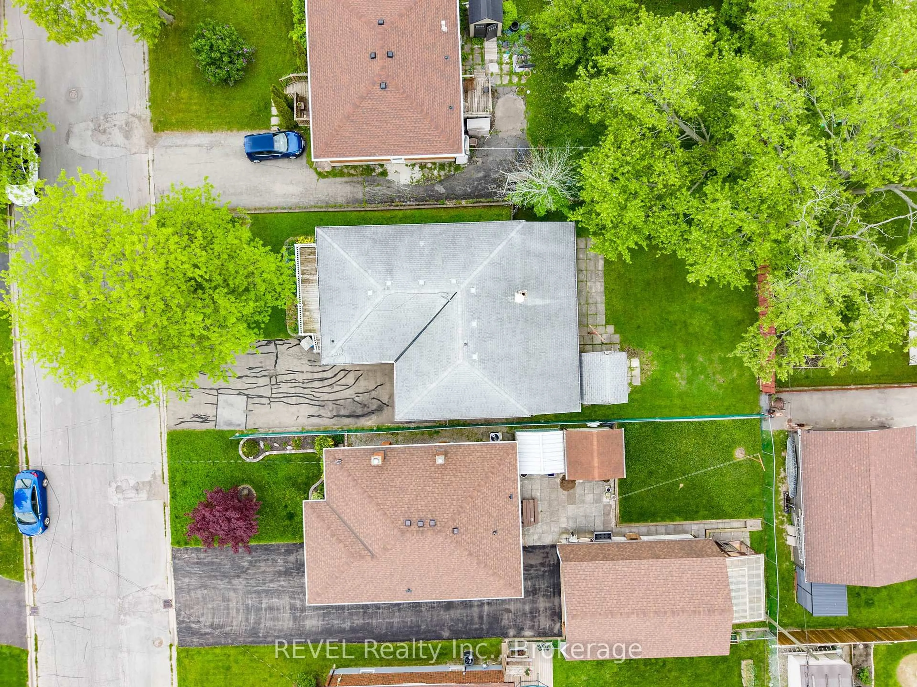 A pic from outside/outdoor area/front of a property/back of a property/a pic from drone, street for 247 Kilgour Ave, Welland Ontario L3C 2R1