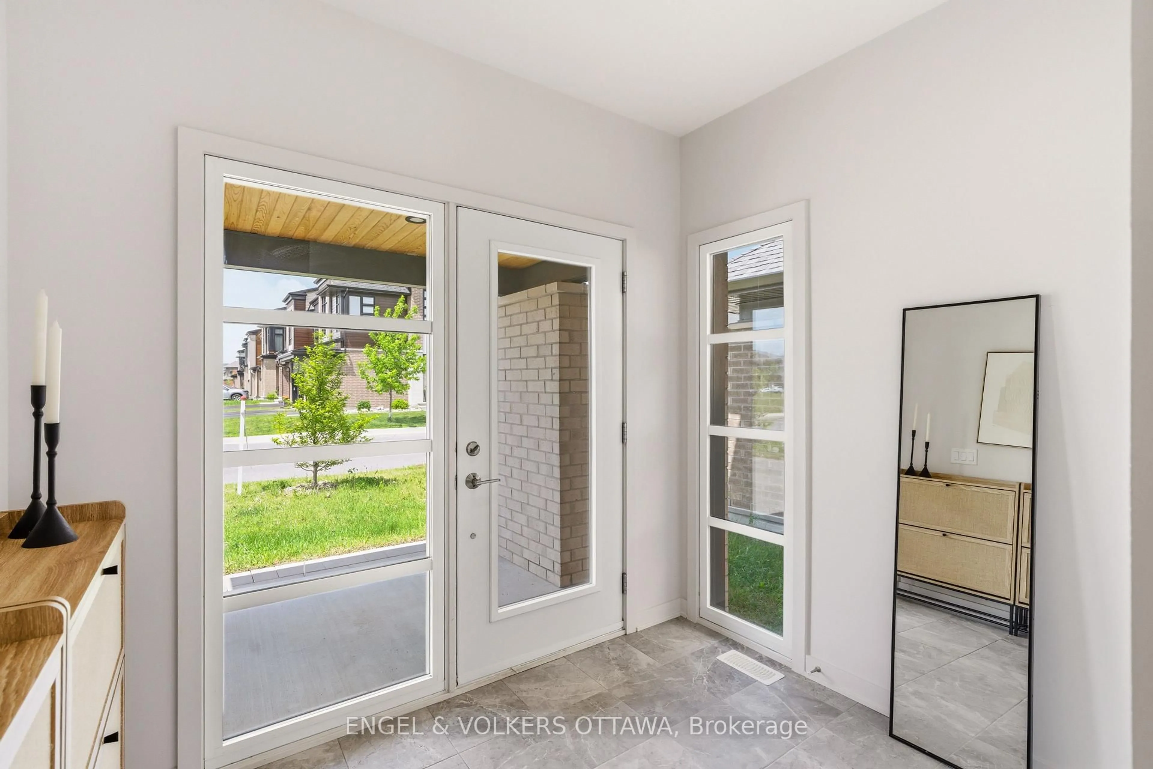 Indoor entryway for 256 Shuttleworth Dr, Ottawa Ontario K1T 0T4