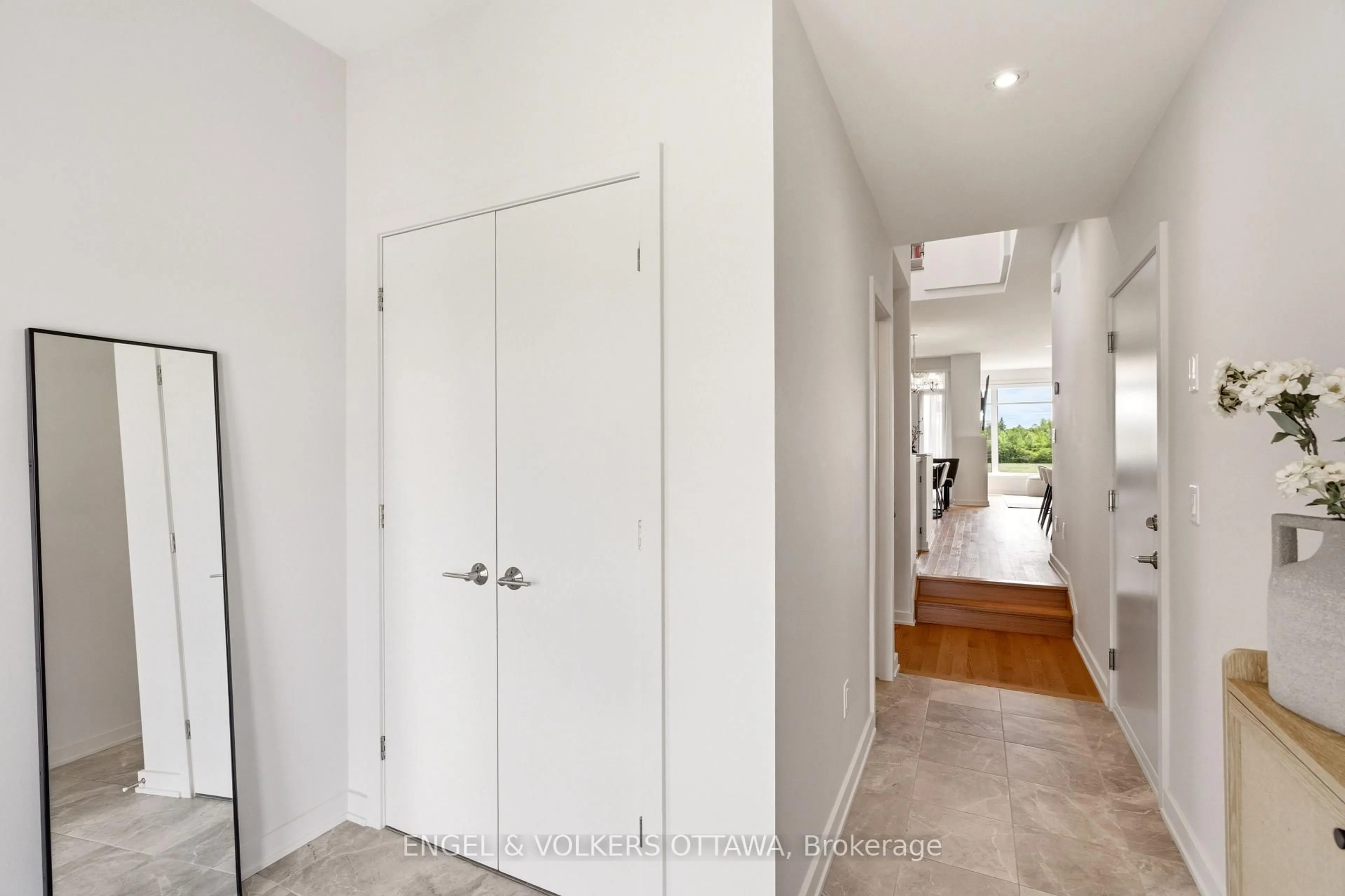 Indoor entryway for 256 Shuttleworth Dr, Ottawa Ontario K1T 0T4