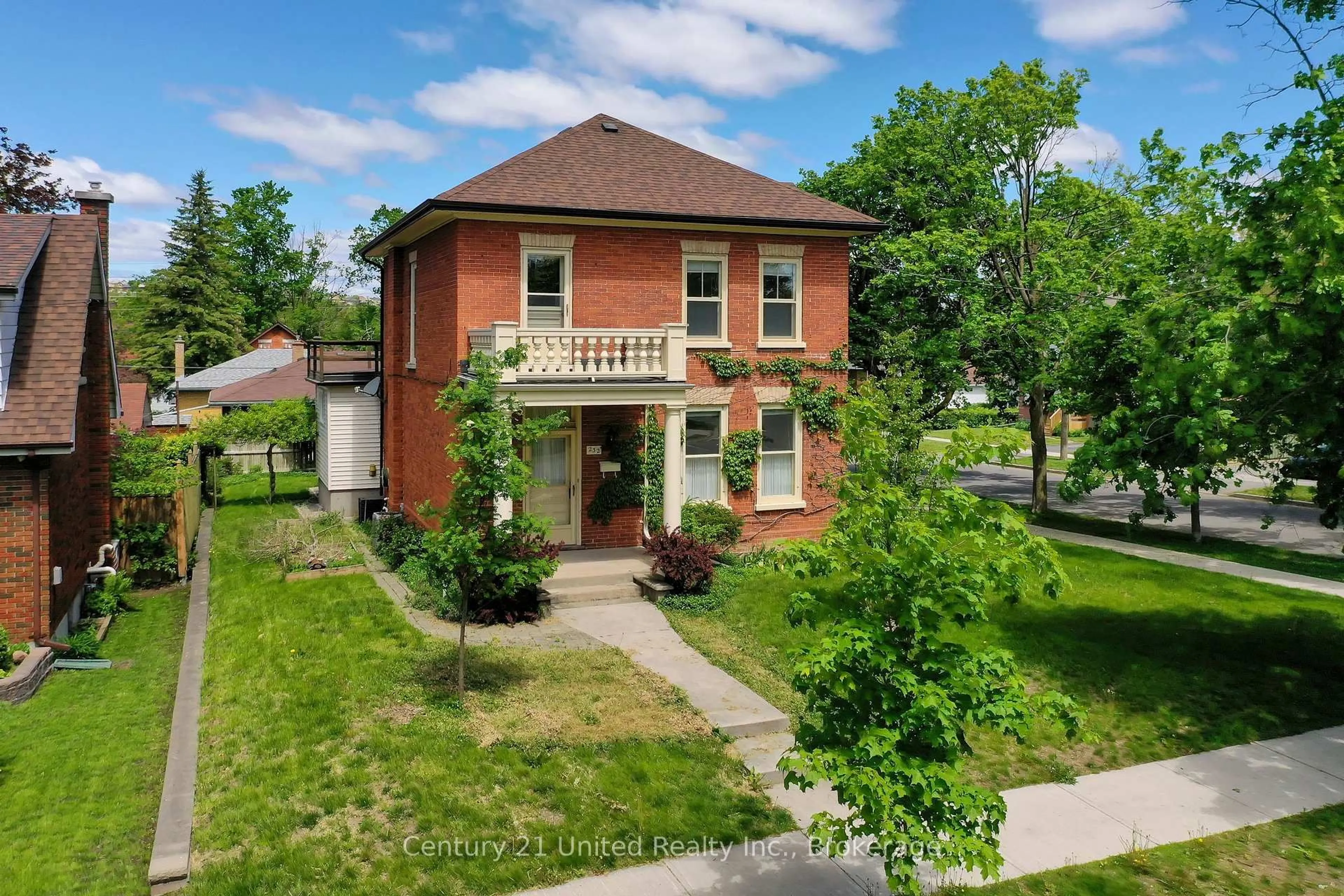 A pic from outside/outdoor area/front of a property/back of a property/a pic from drone, street for 232 Bennet St, Peterborough Ontario K9H 5B6