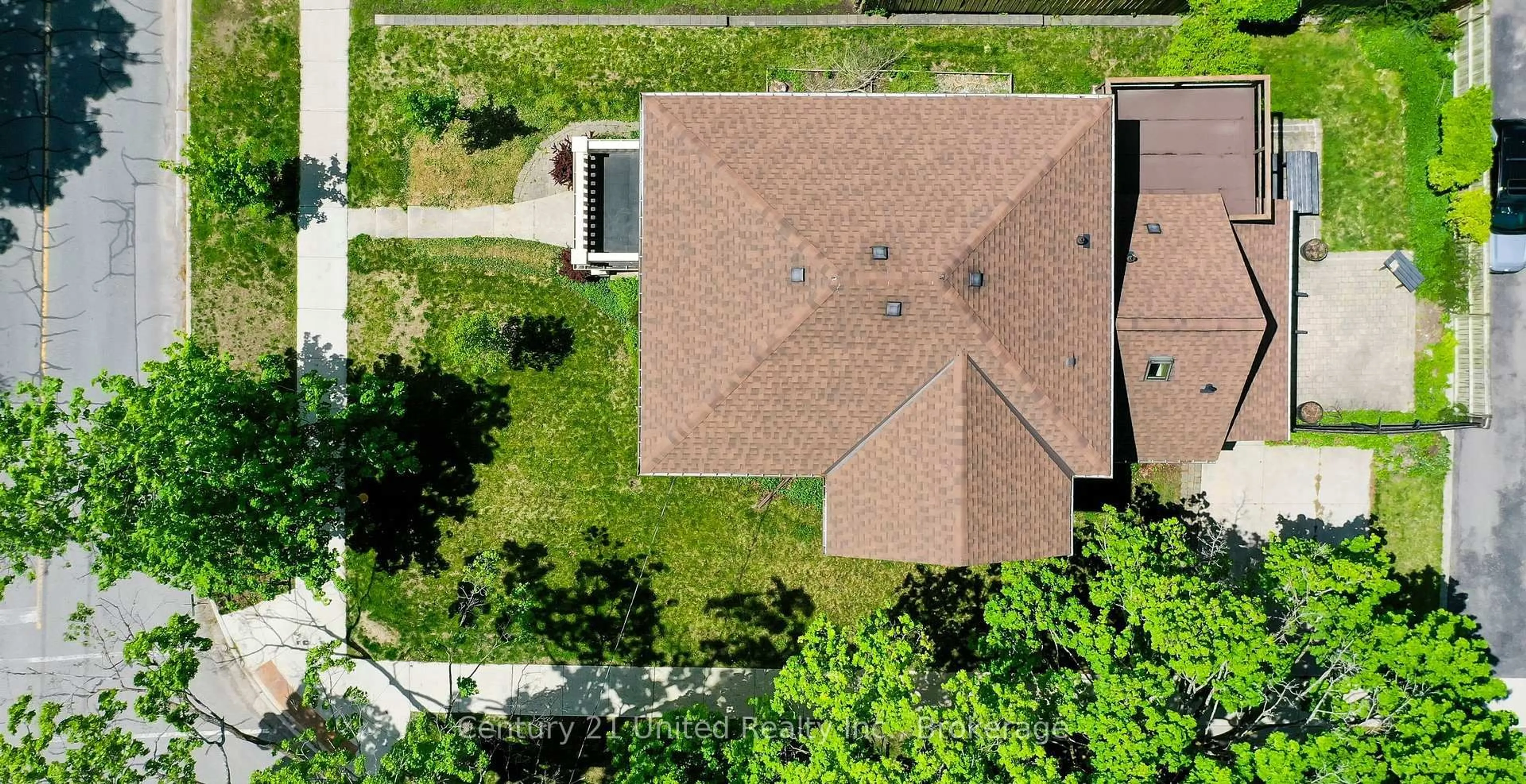 A pic from outside/outdoor area/front of a property/back of a property/a pic from drone, street for 232 Bennet St, Peterborough Ontario K9H 5B6