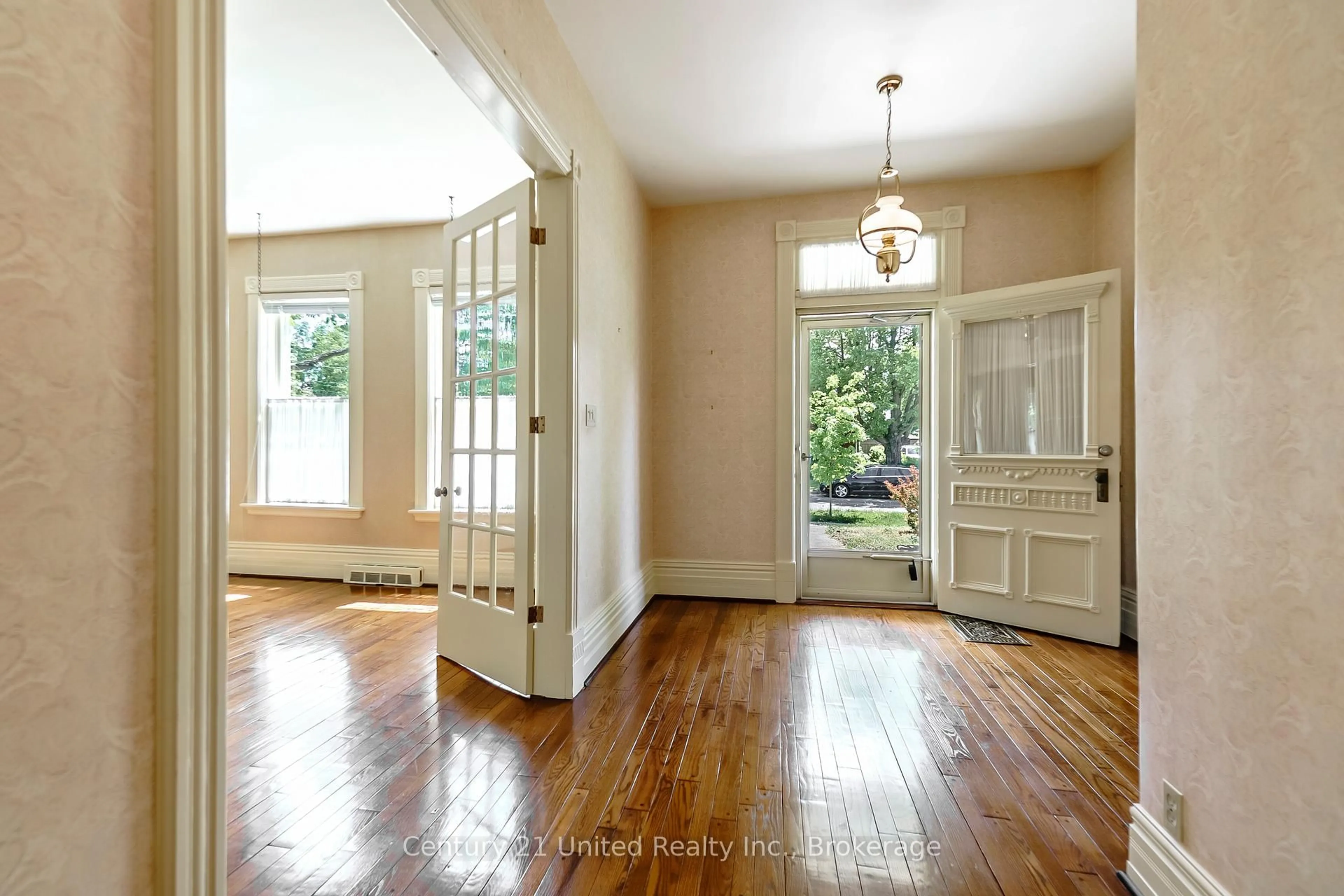 Indoor entryway for 232 Bennet St, Peterborough Ontario K9H 5B6